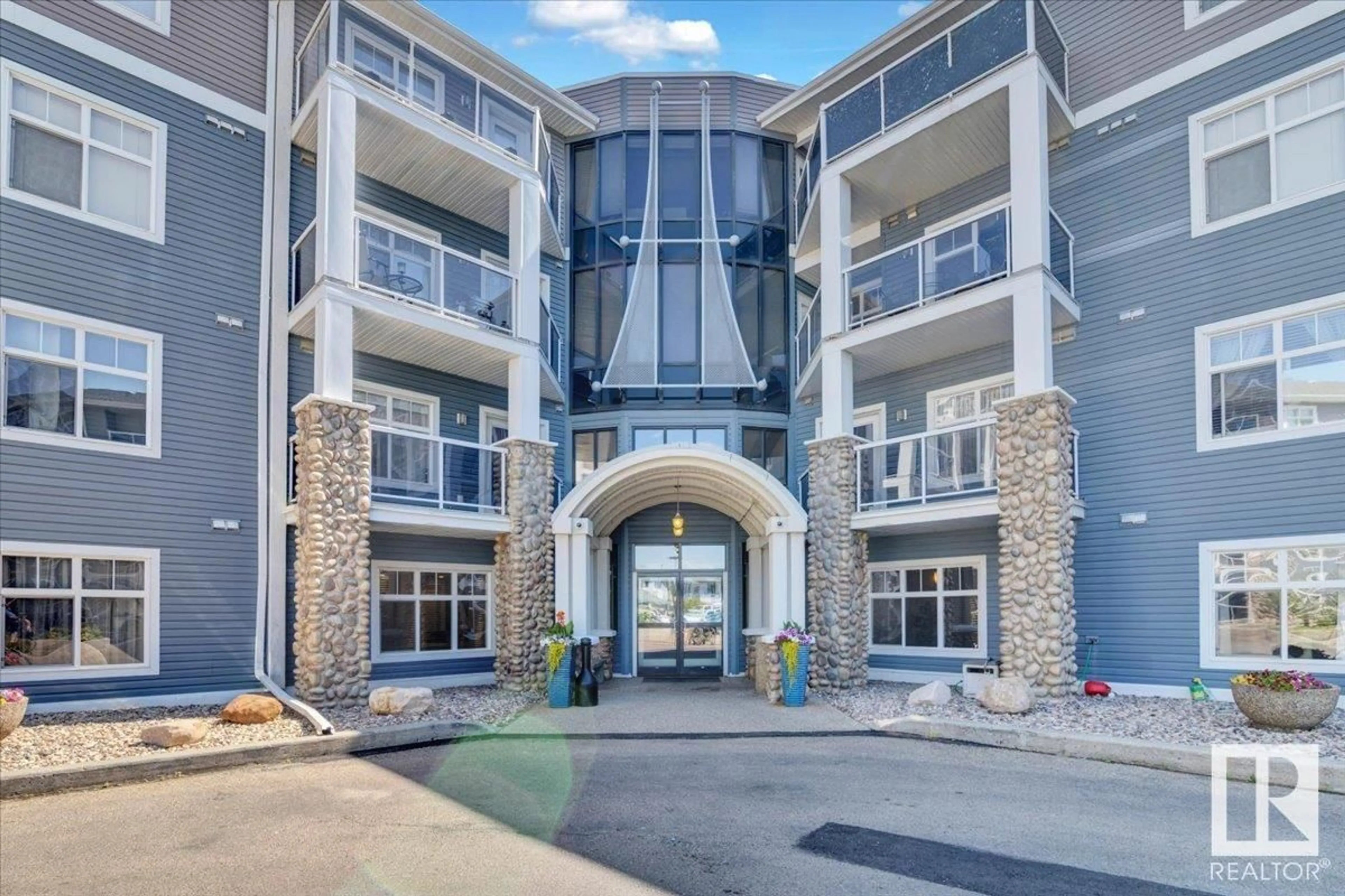 Indoor foyer for #140 - 16035 132 ST, Edmonton Alberta T6V0B4