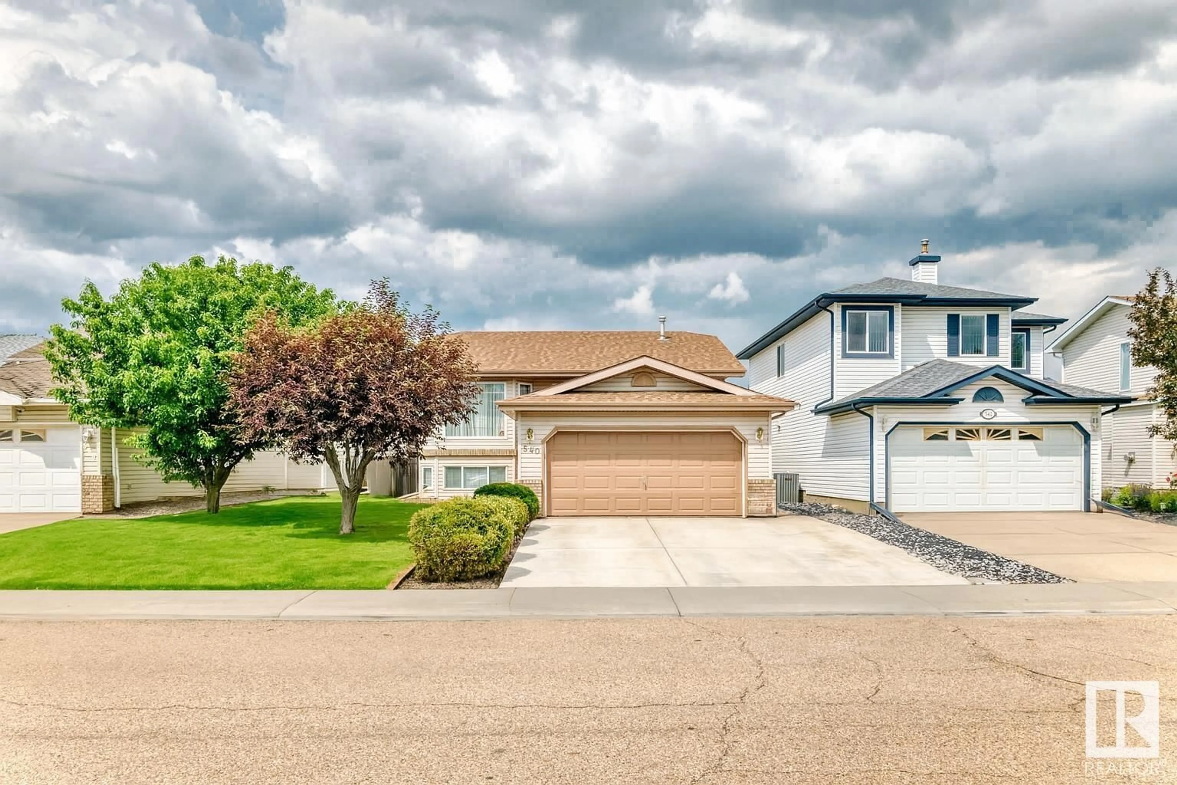 Home with vinyl exterior material, street for 540 WISEMAN LN, Edmonton Alberta T6T1N7
