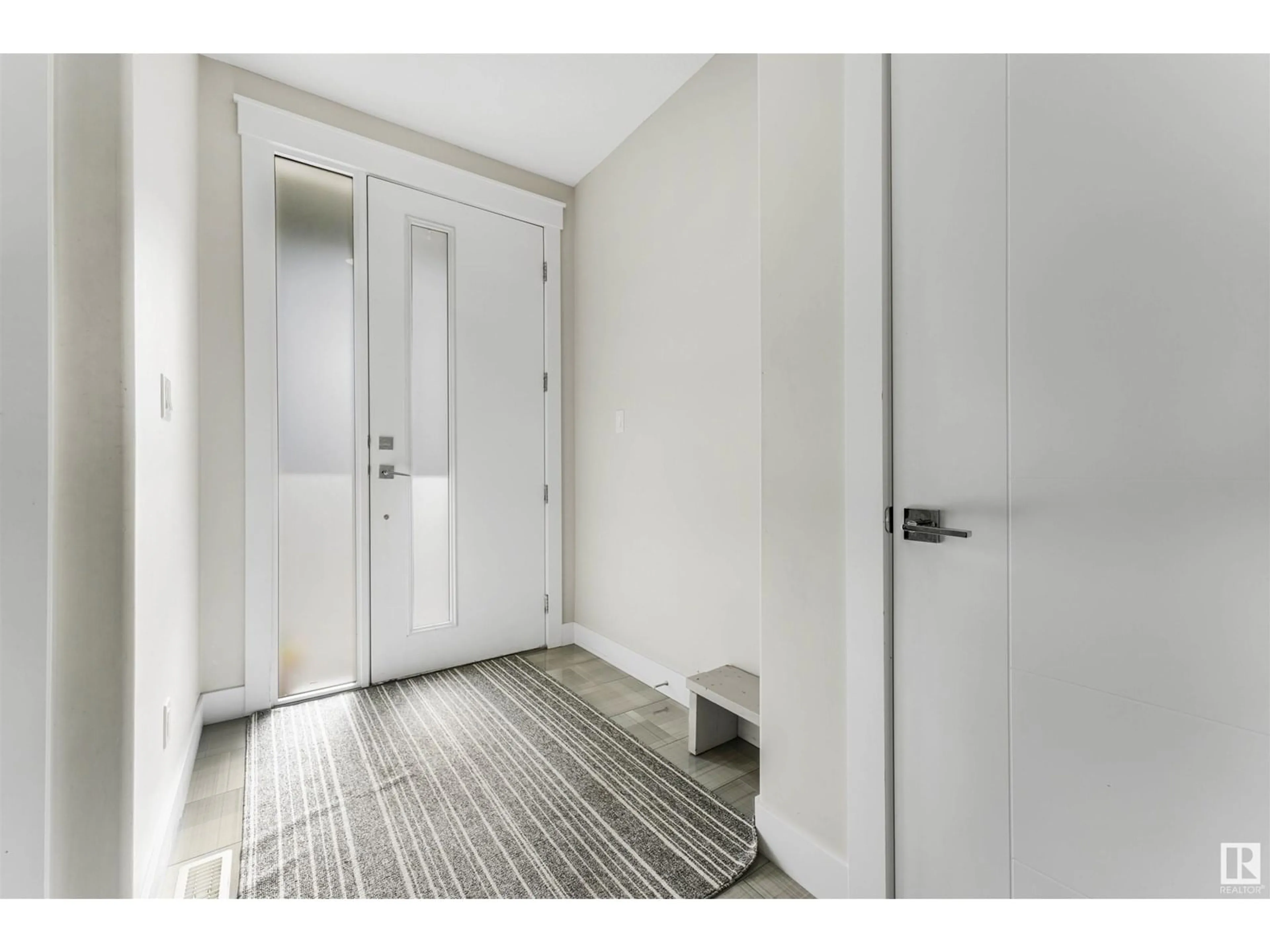 Indoor entryway for 17024 62 ST, Edmonton Alberta T5Y3S4