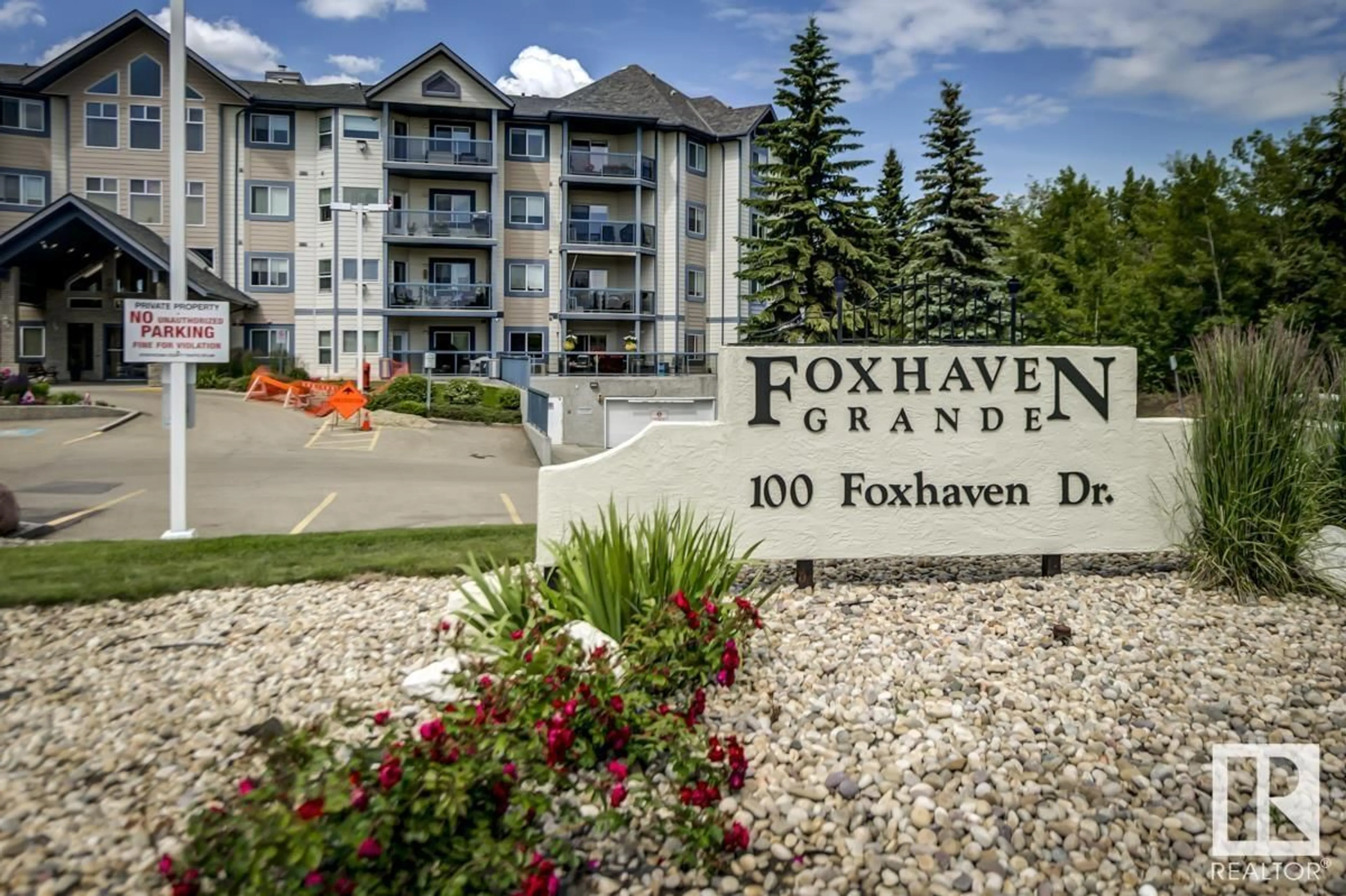 Indoor foyer for 100 - 318 FOXHAVEN DR, Sherwood Park Alberta T8A6B6