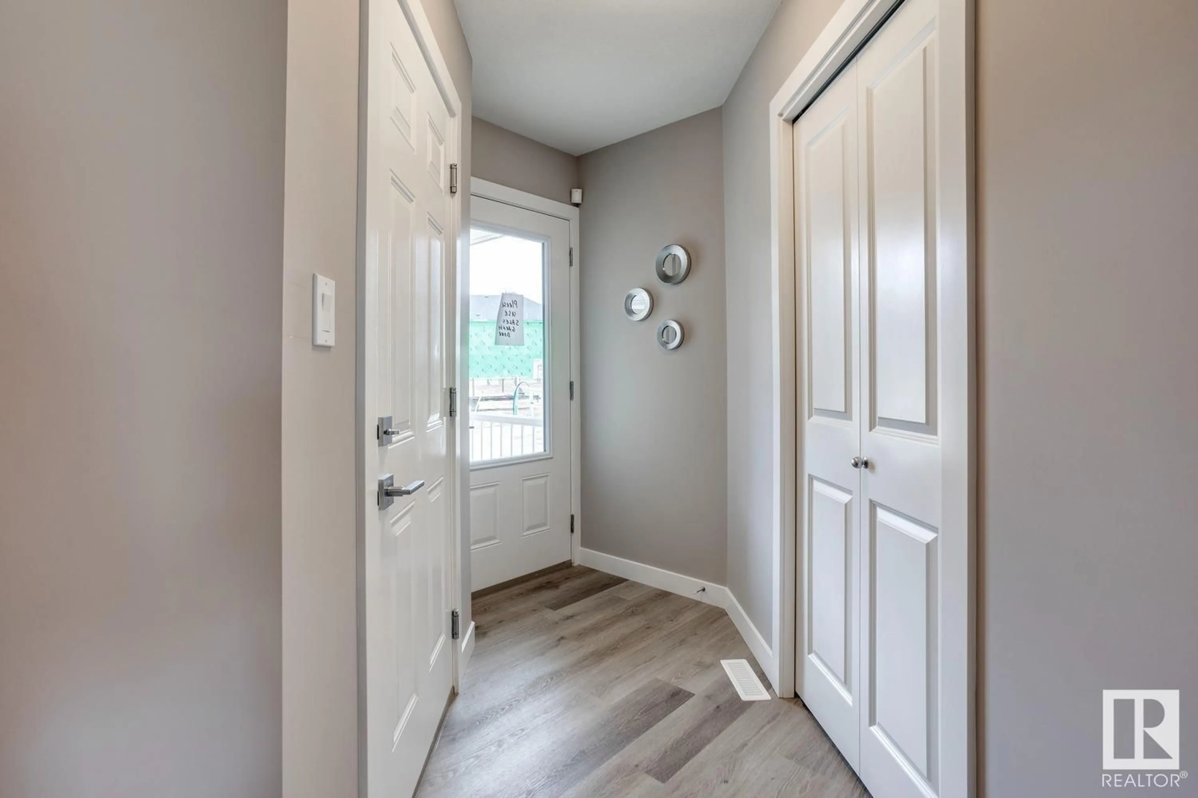Indoor entryway for 53 13139 205 ST NW, Edmonton Alberta T5S0N1