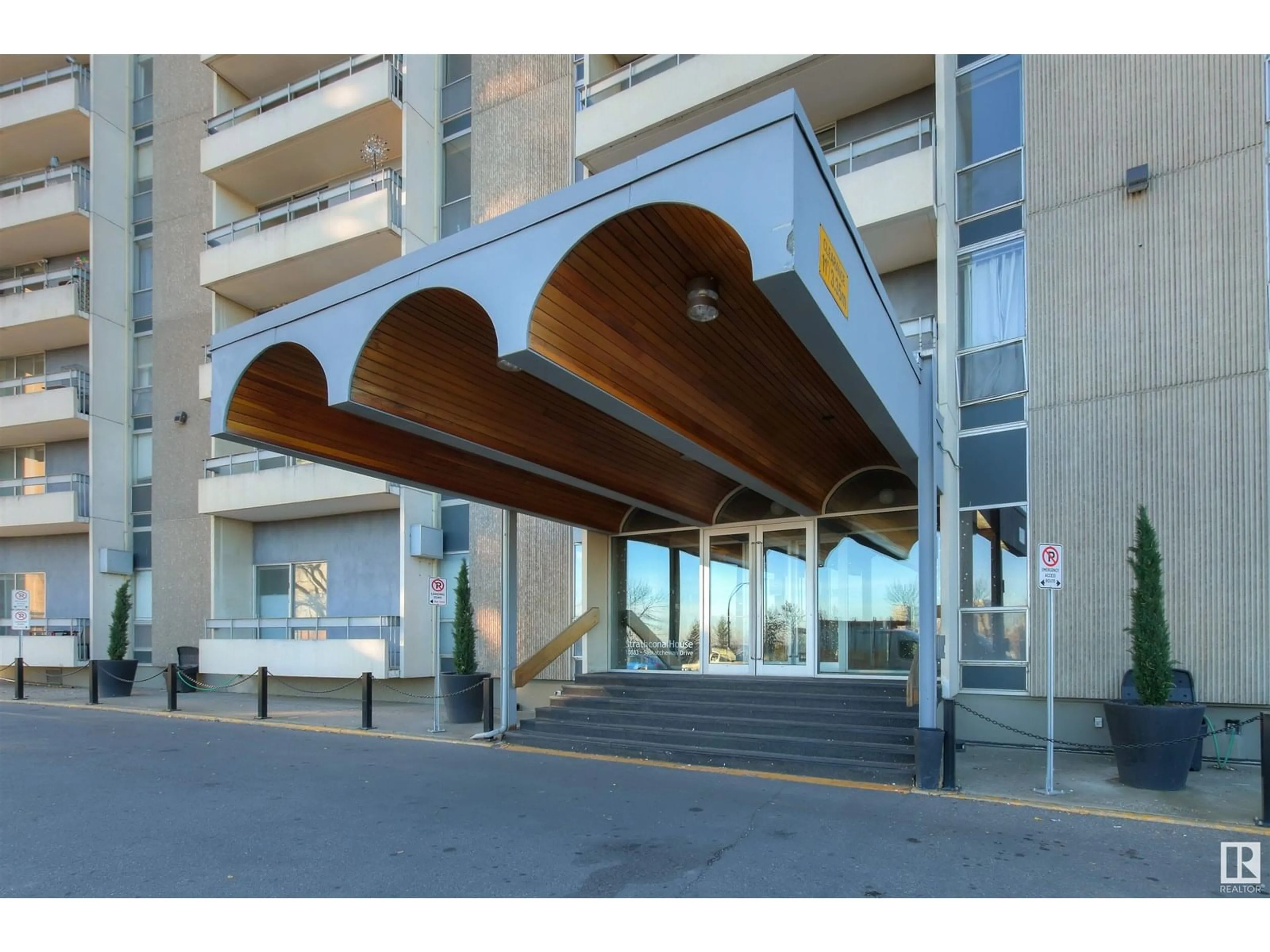 Indoor foyer for #1008 - 10883 SASKATCHEWAN DR, Edmonton Alberta T6E4S6