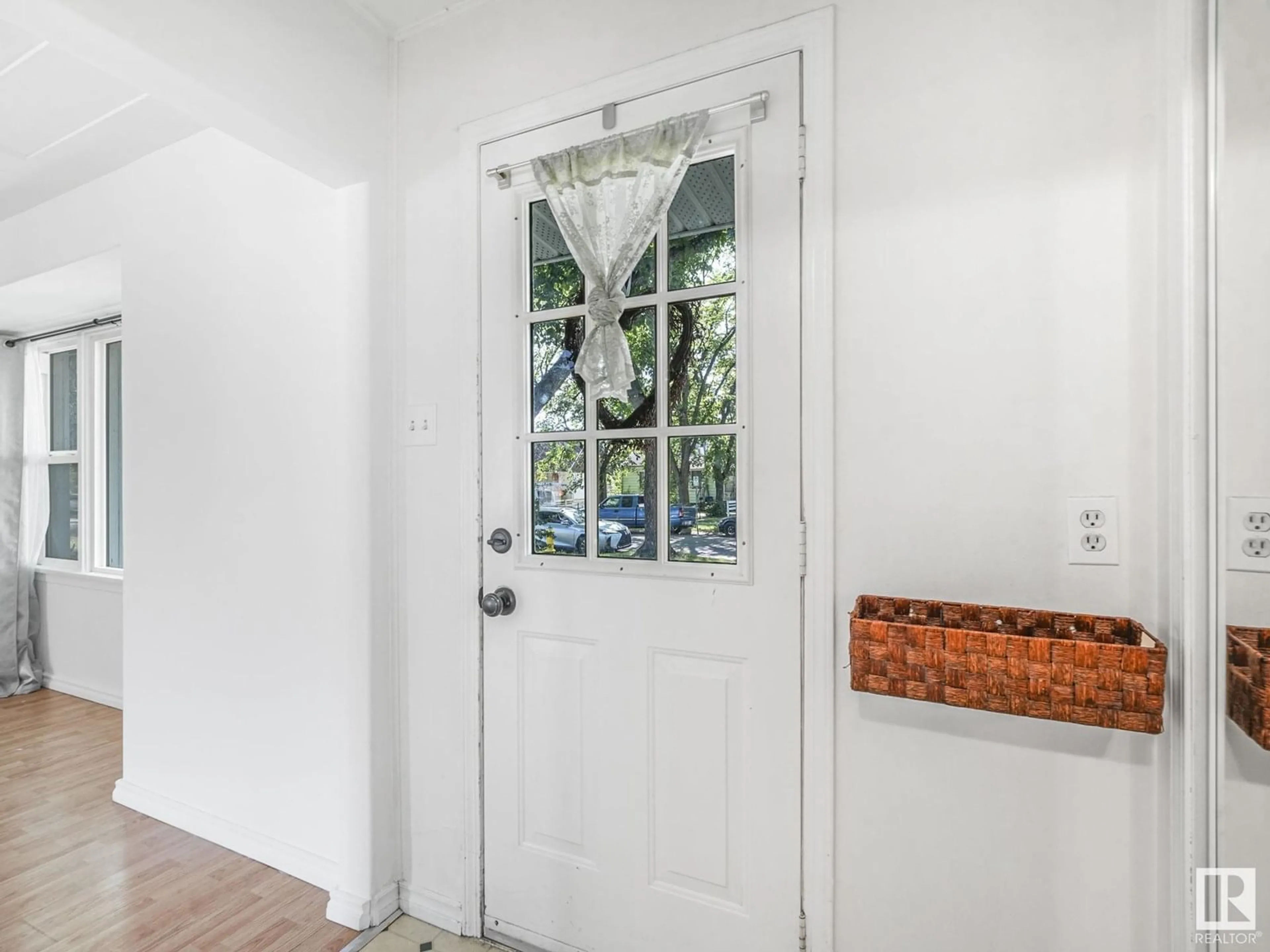 Indoor entryway for 12227 106 ST, Edmonton Alberta T5G2R9