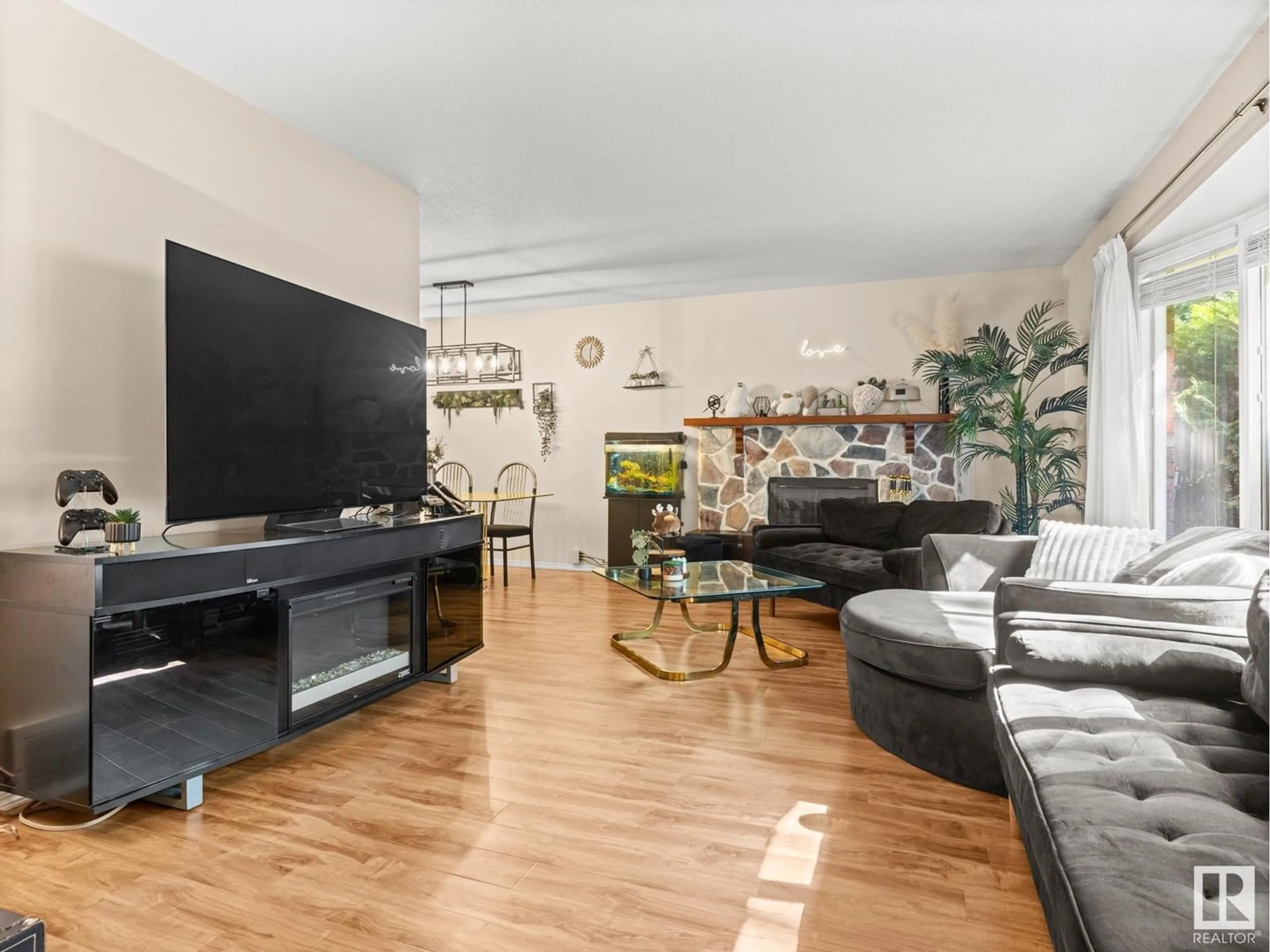 Living room with furniture, unknown for 98 FOREST DR, St. Albert Alberta T8N1Z2