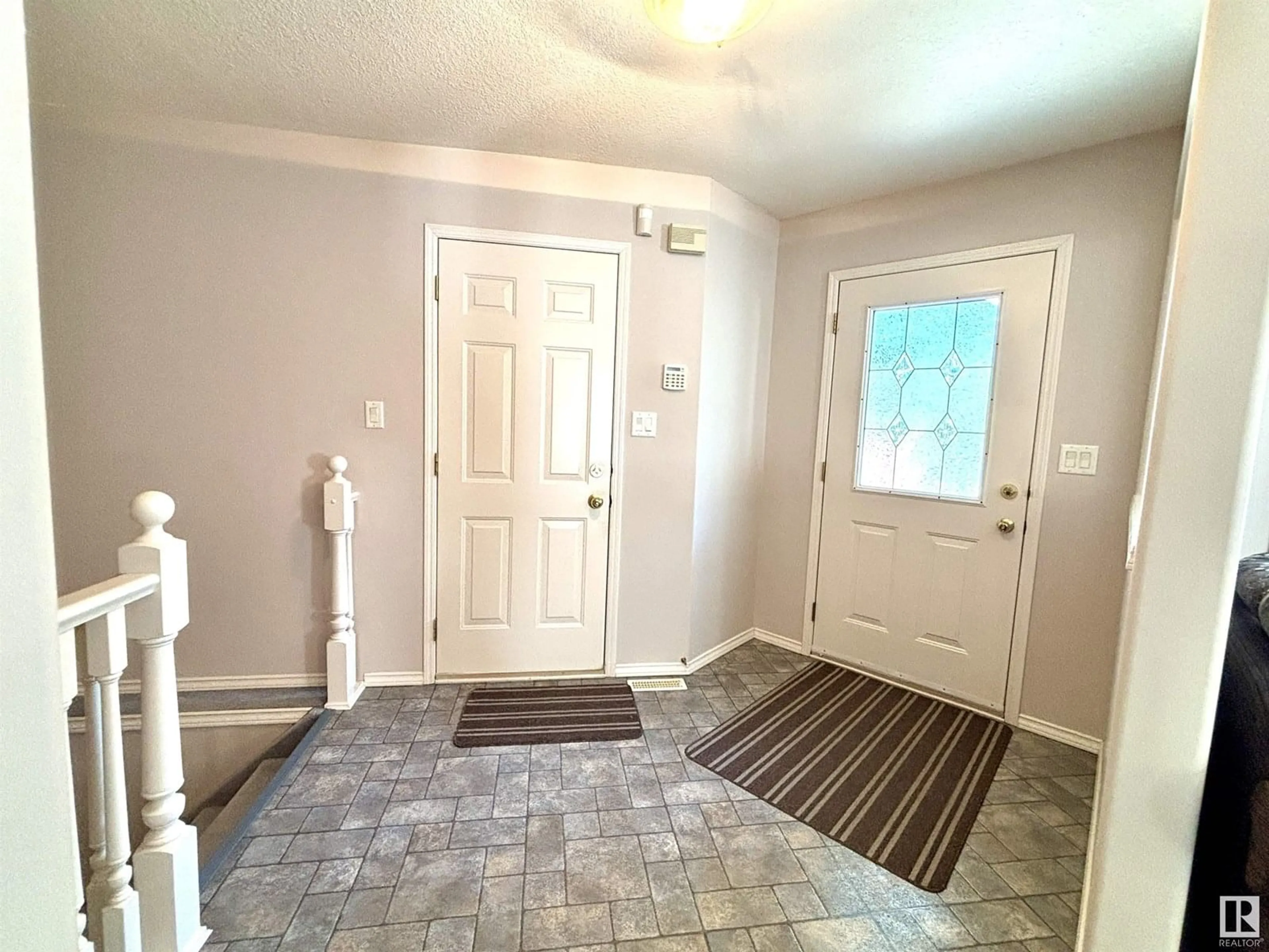 Indoor entryway for 2413 RIVERBEND RD, Edmonton Alberta T6R2Z2