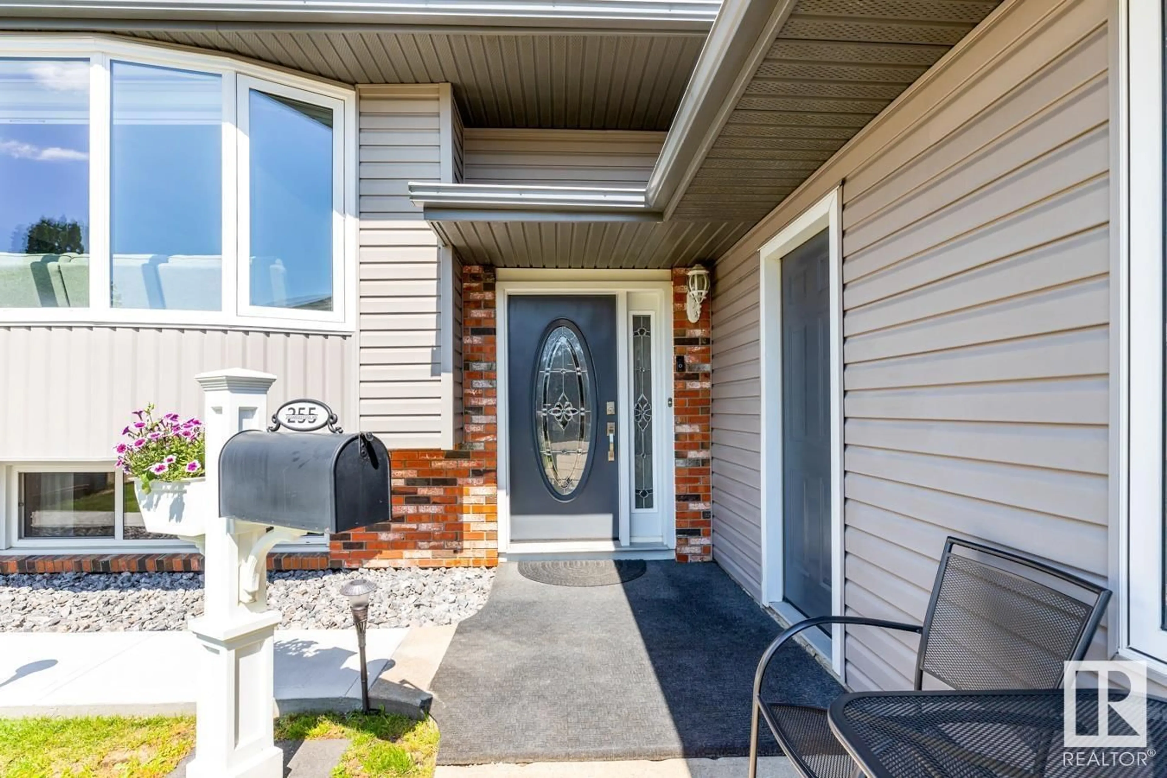 Indoor entryway for 255 HUMBERSTONE RD, Edmonton Alberta T5A4C5