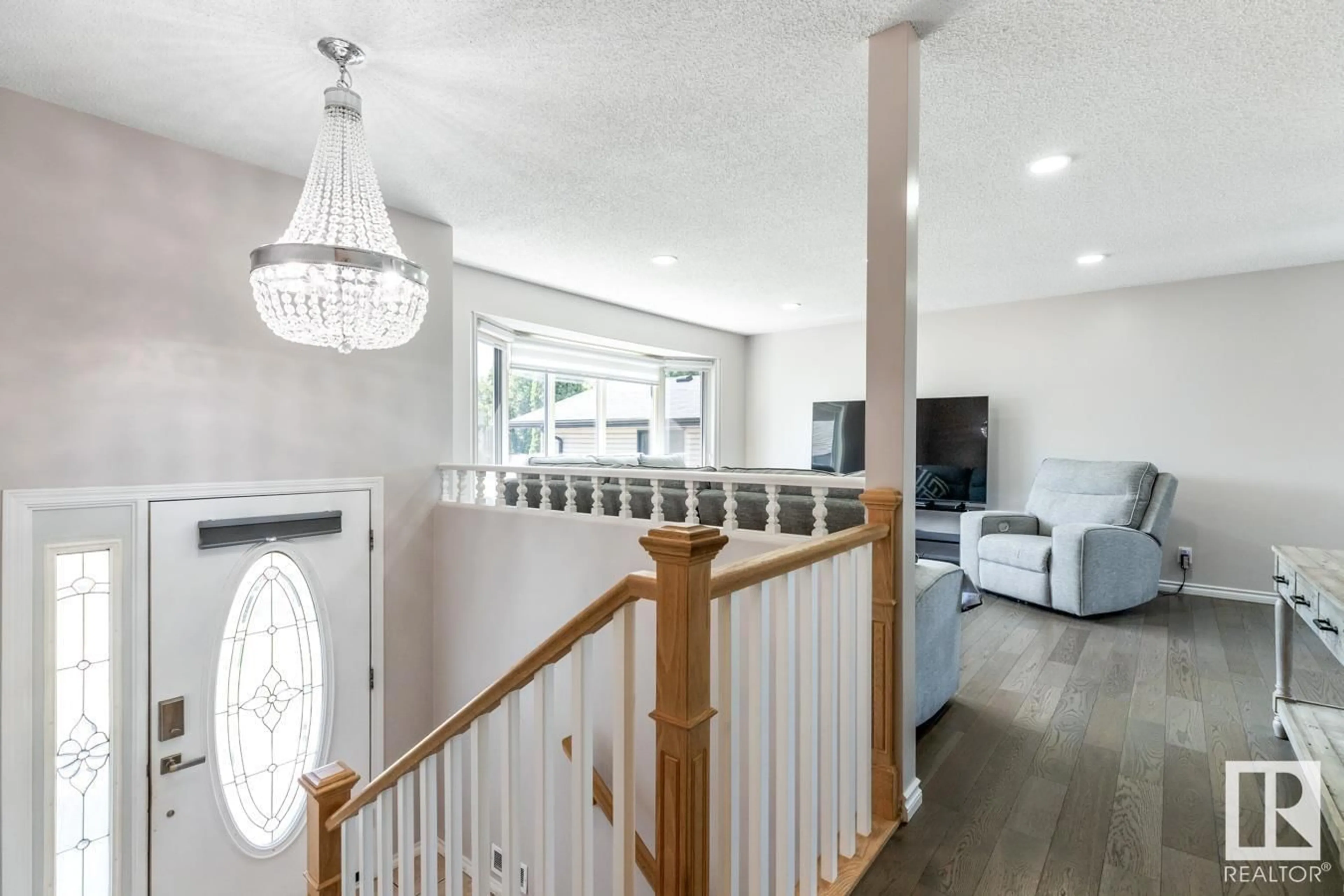 Indoor foyer for 255 HUMBERSTONE RD, Edmonton Alberta T5A4C5