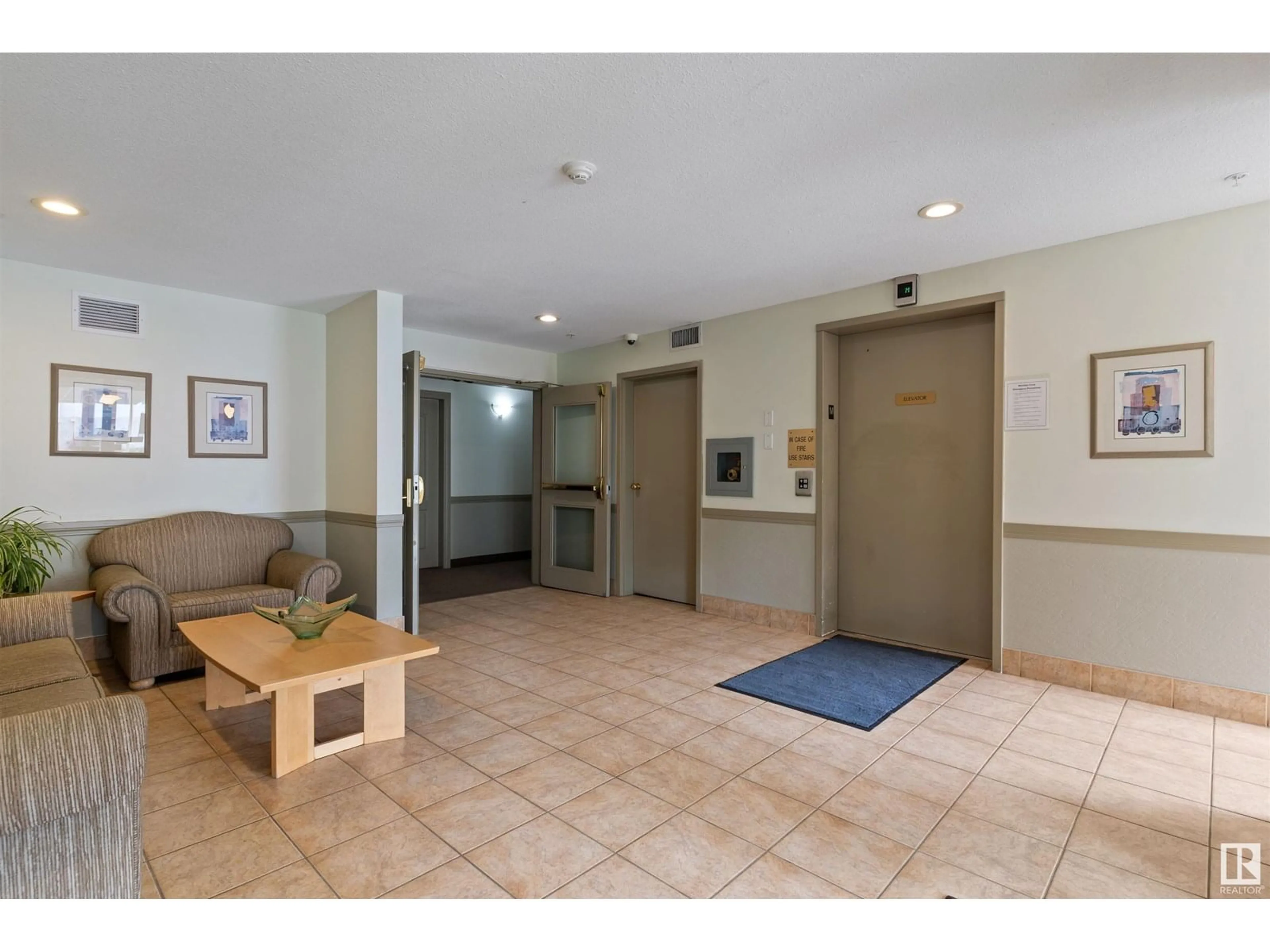 Indoor foyer for 207 - 4703 43 AV, Stony Plain Alberta T2Z2S7