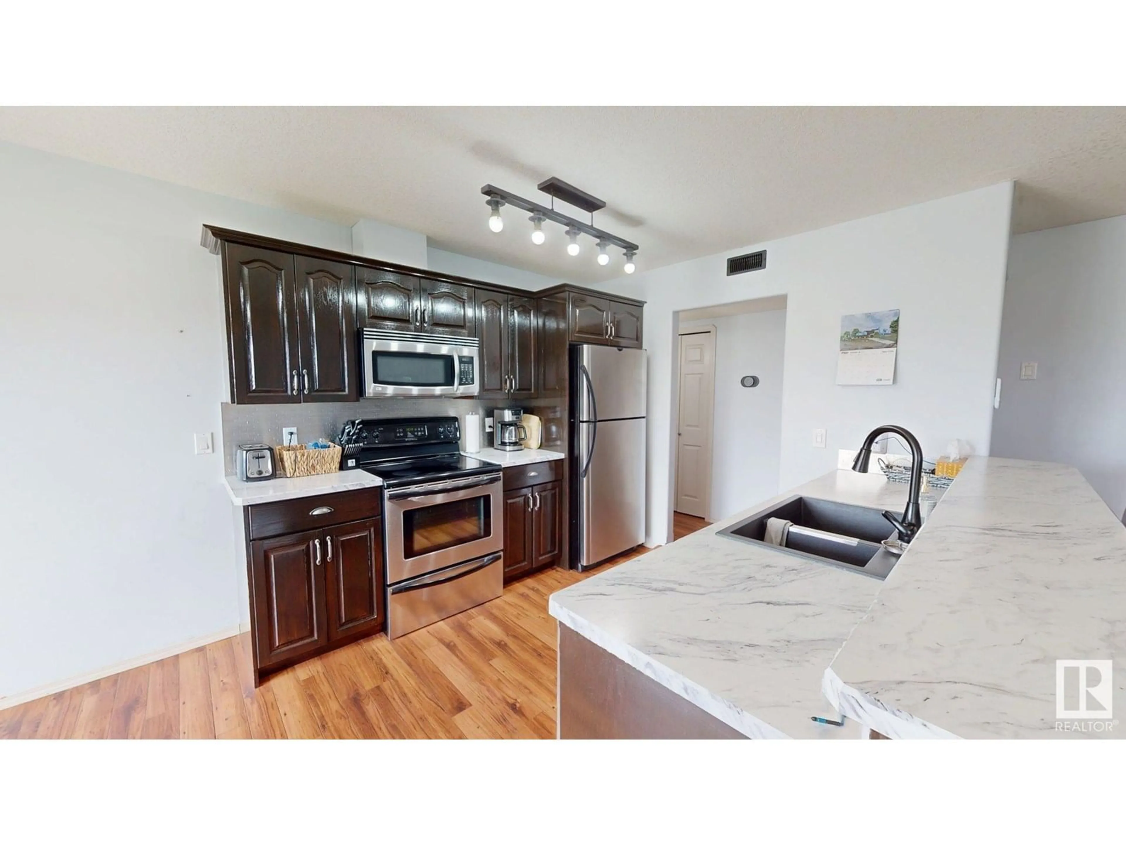 Standard kitchen, unknown for 304 - 4102 50 AV, Drayton Valley Alberta T7A0A3