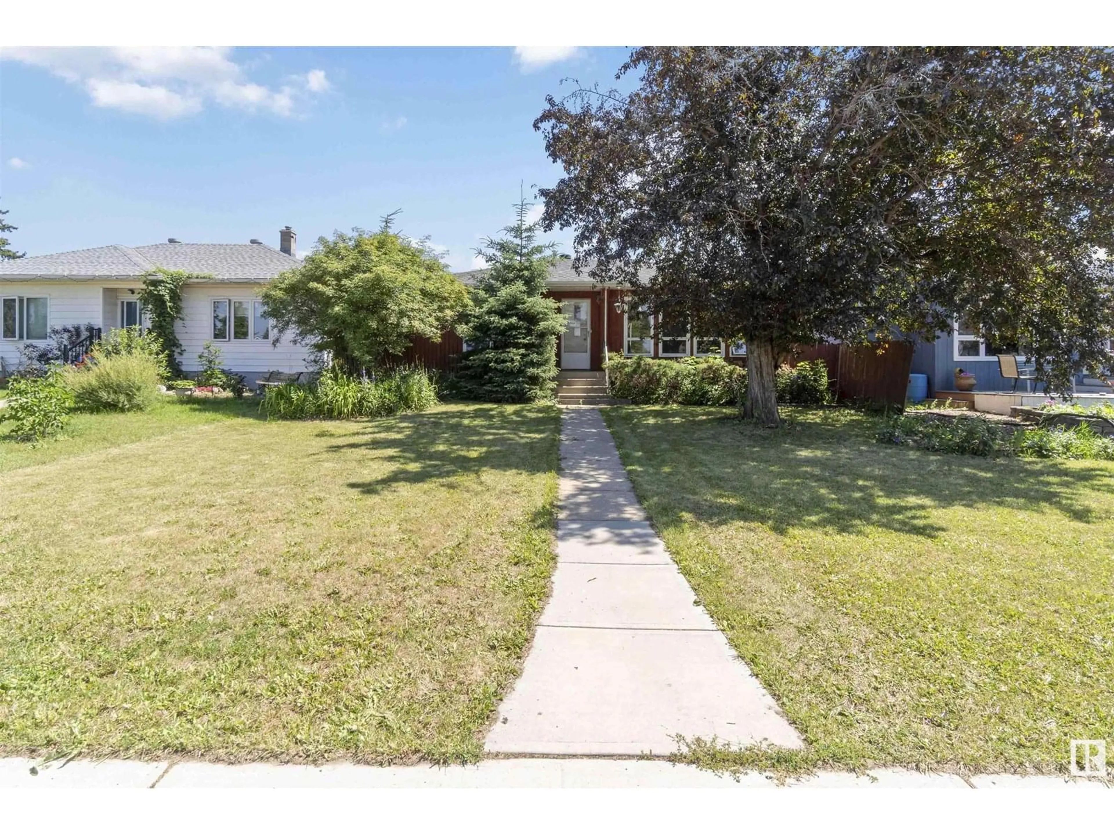 A pic from outside/outdoor area/front of a property/back of a property/a pic from drone, street for NW - 10951 118 ST, Edmonton Alberta T5H3P1