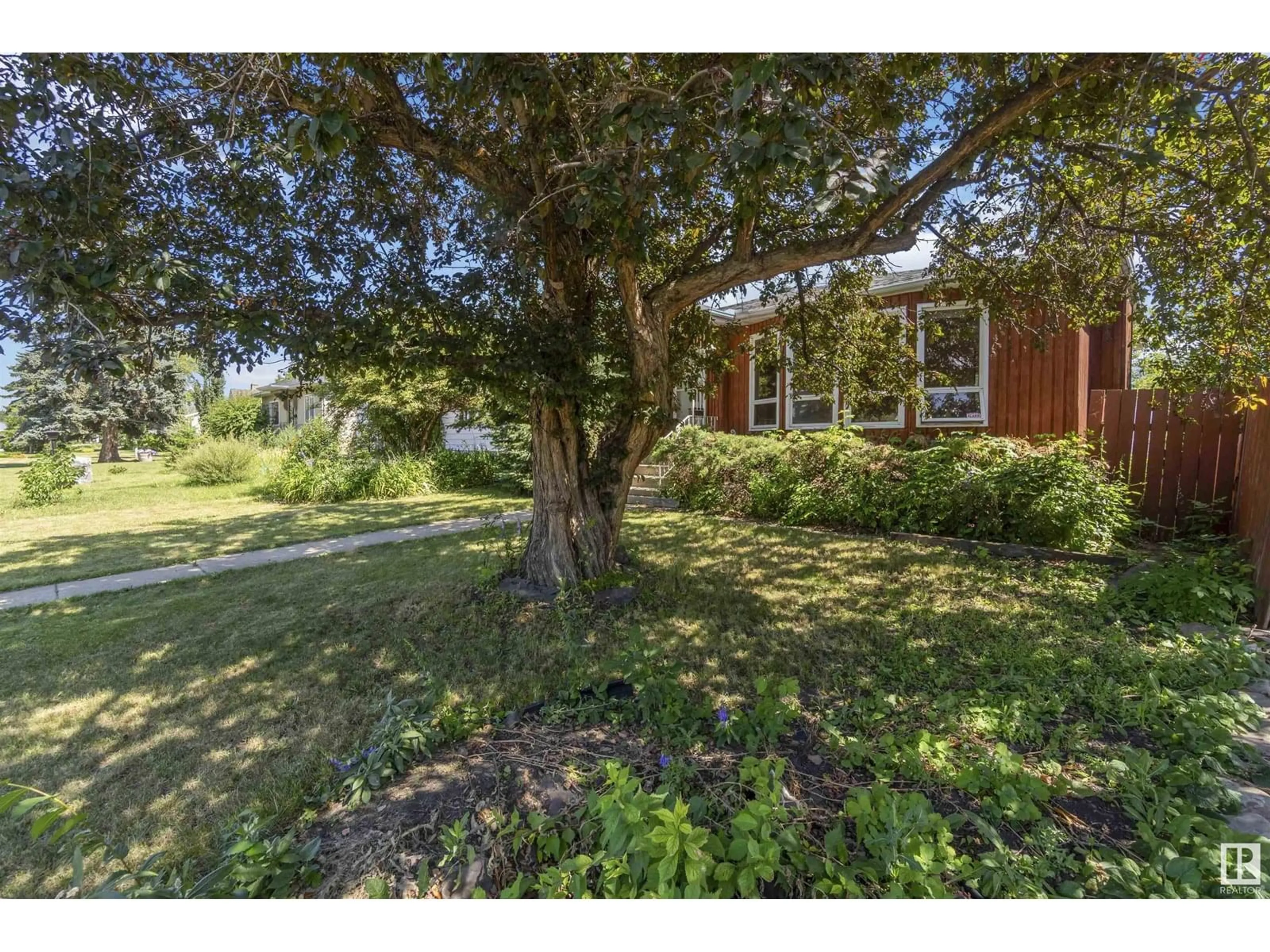 A pic from outside/outdoor area/front of a property/back of a property/a pic from drone, unknown for NW - 10951 118 ST, Edmonton Alberta T5H3P1