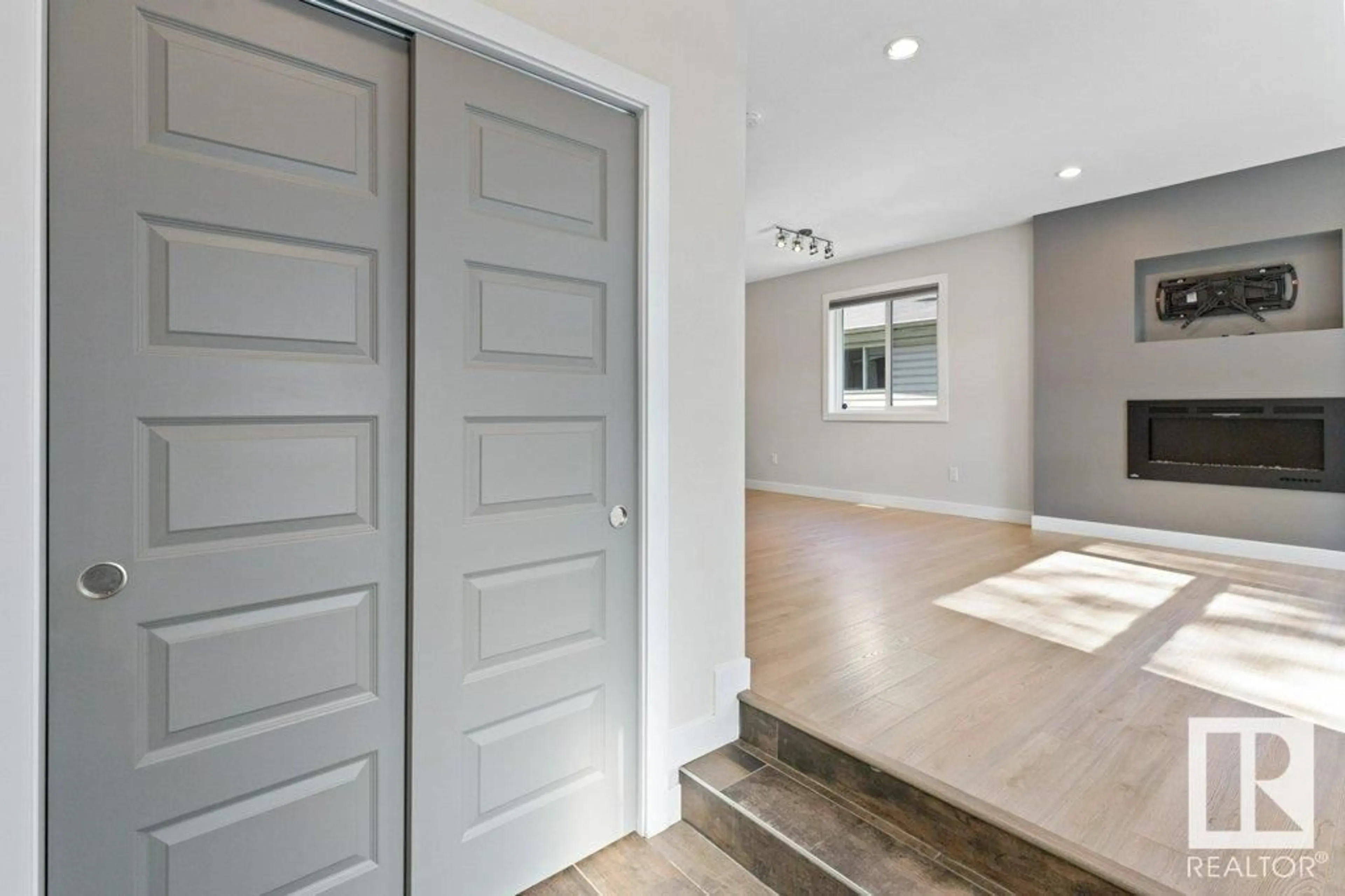 Indoor entryway for NW - 12046 89 ST, Edmonton Alberta T5B3W1