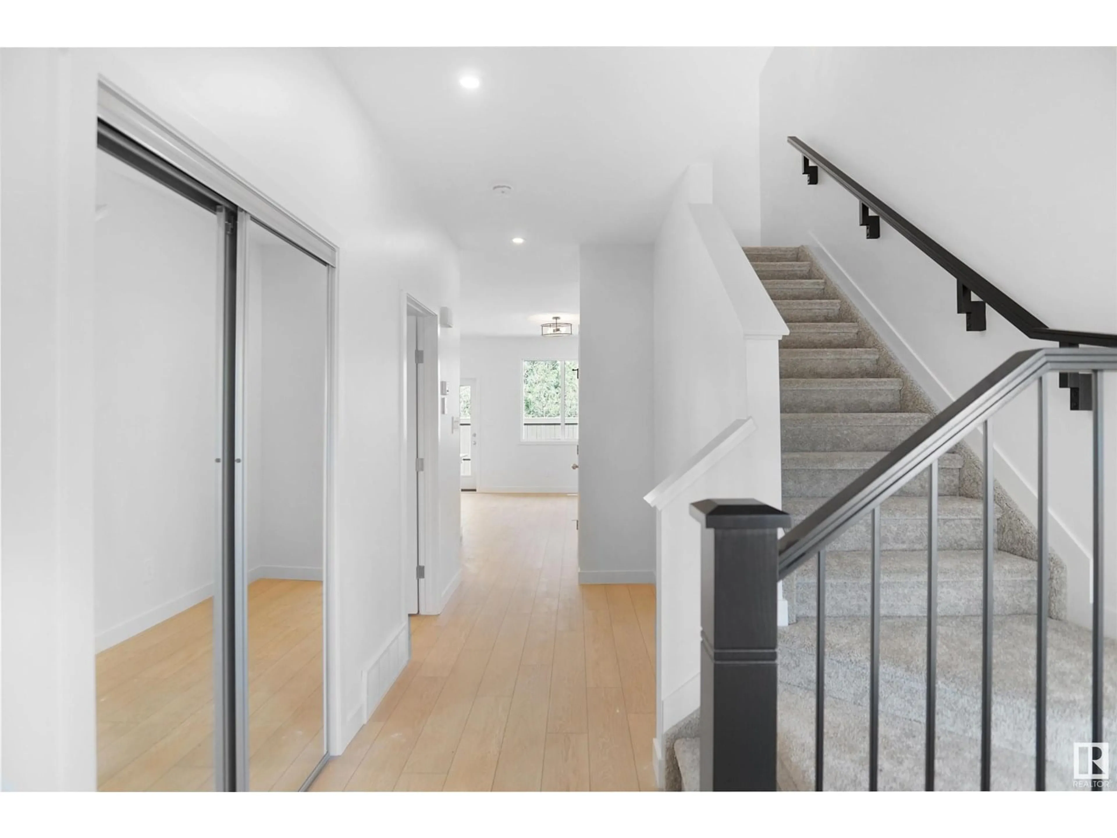 Indoor entryway for 22916 82 AV, Edmonton Alberta T5T4N5