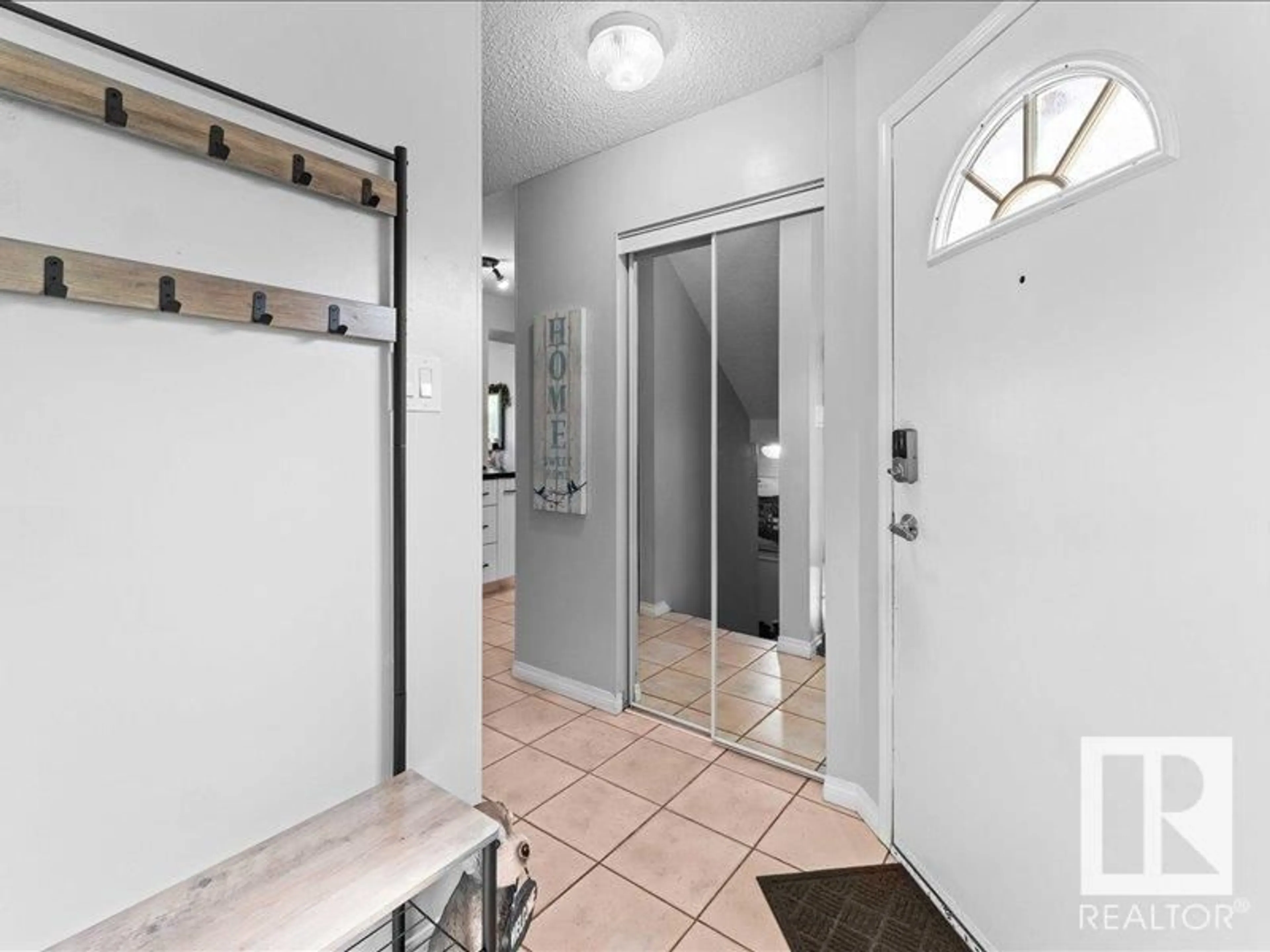 Indoor entryway for 17429 92 AV, Edmonton Alberta T5T3W6