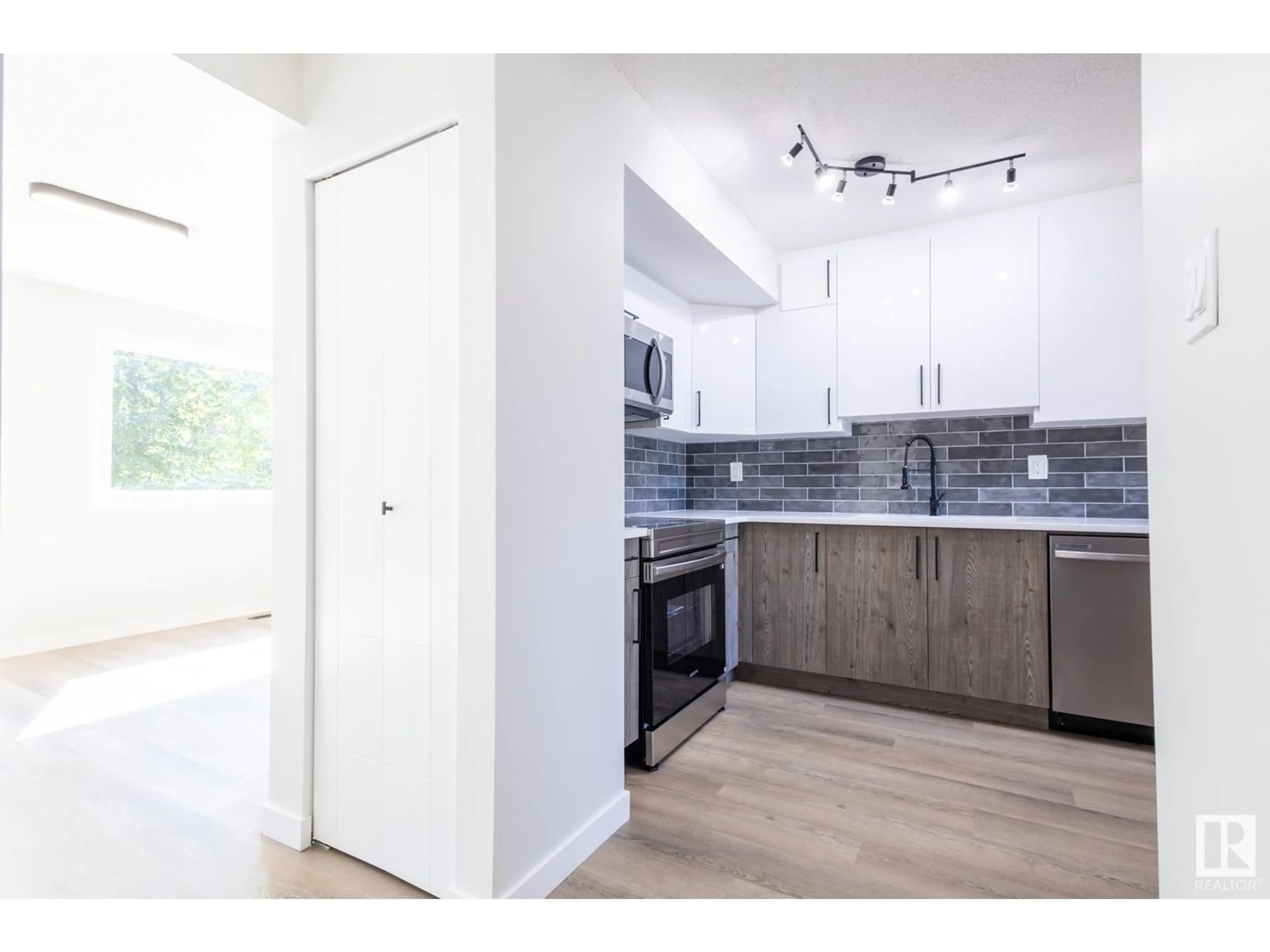 Open concept kitchen, unknown for 1155 HOOKE RD, Edmonton Alberta T5A4A5