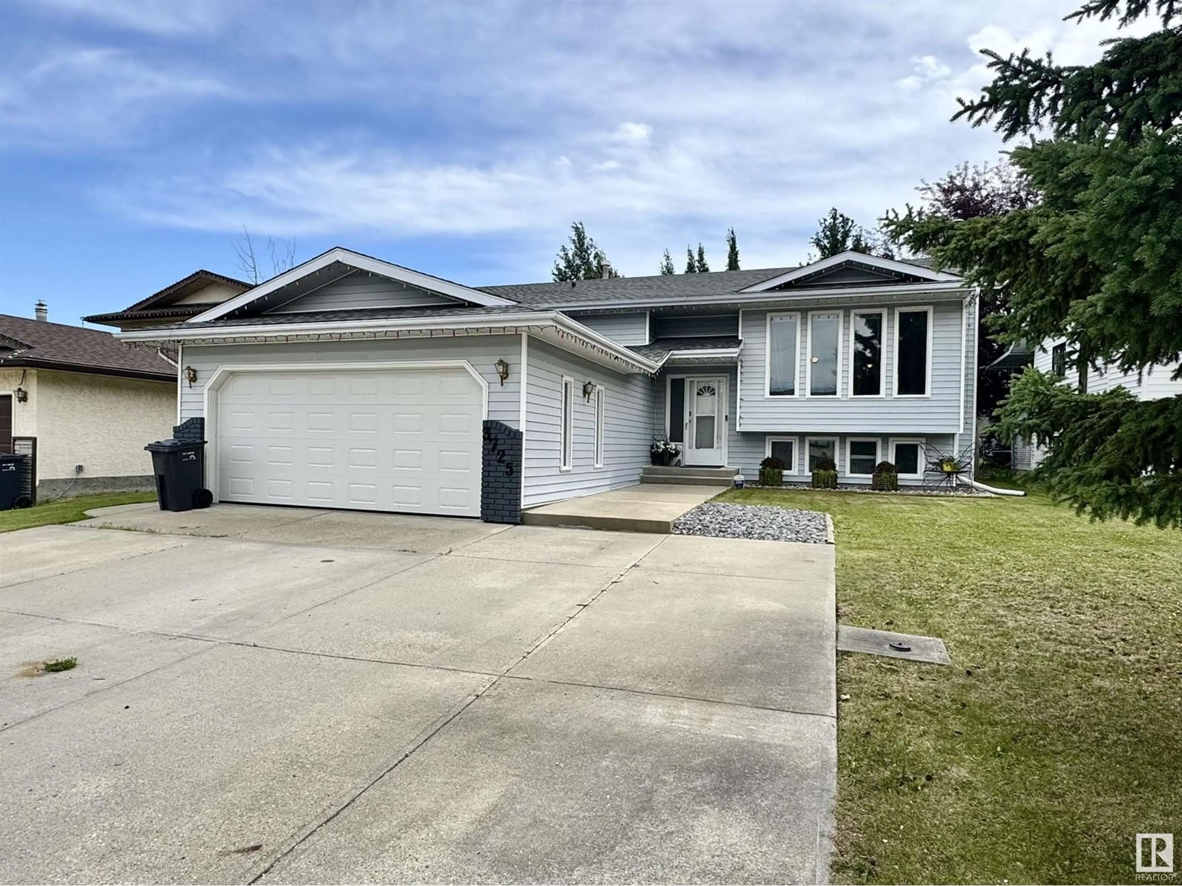 Home with vinyl exterior material, street for 3725 49 AV, Drayton Valley Alberta T7A1E3