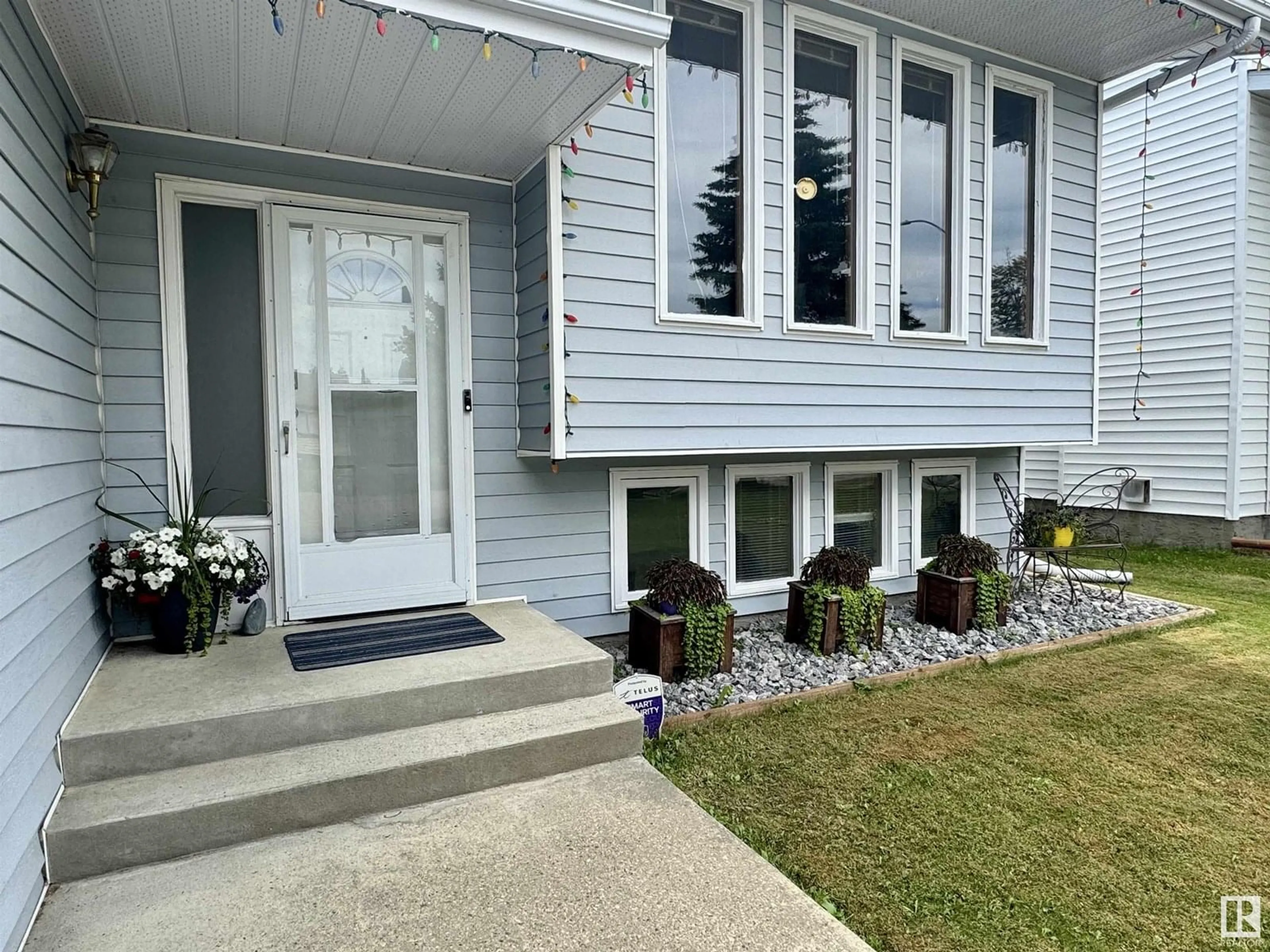 Home with vinyl exterior material, street for 3725 49 AV, Drayton Valley Alberta T7A1E3