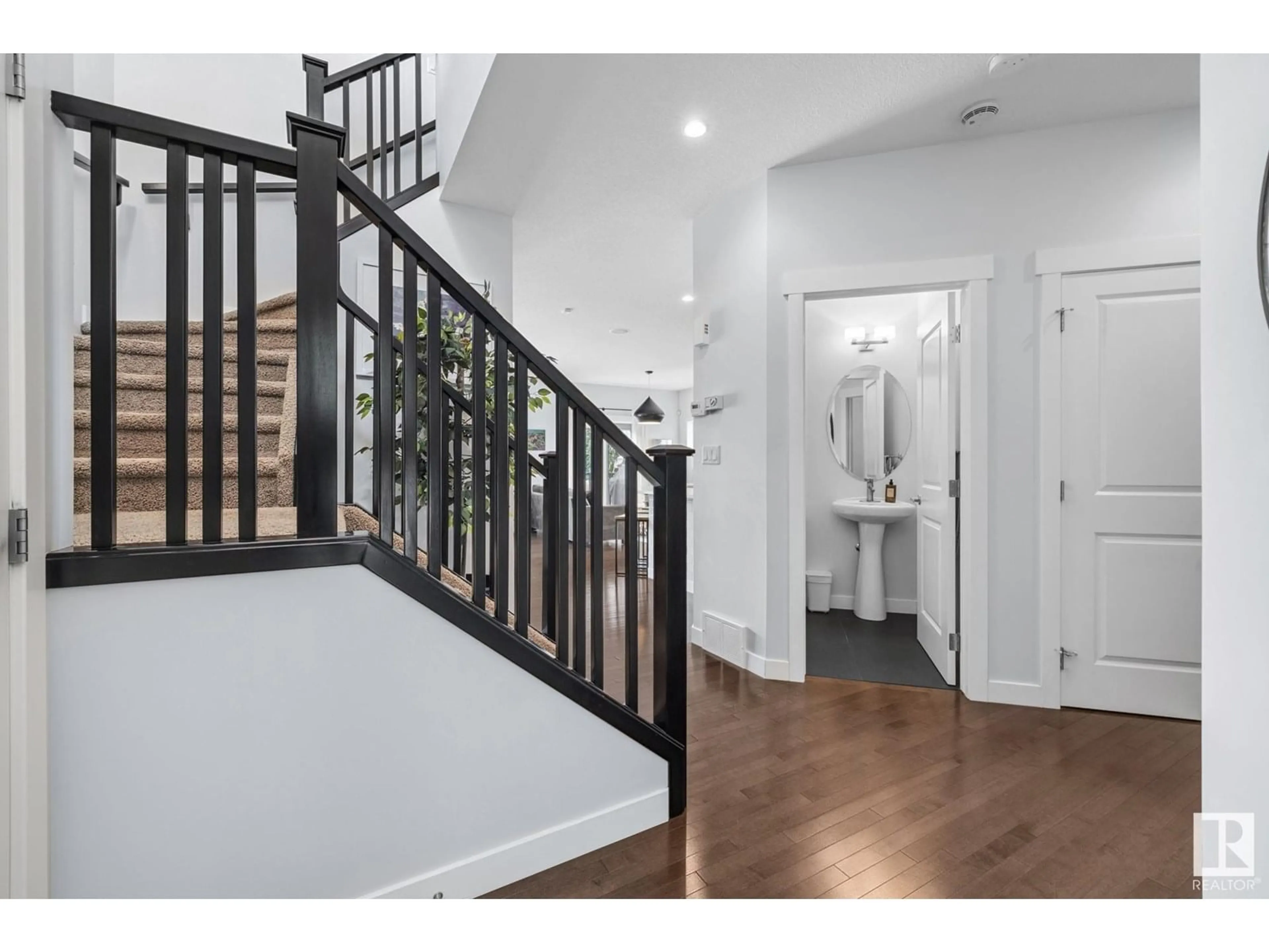 Indoor entryway for 21937 94A AV, Edmonton Alberta T5T1N1