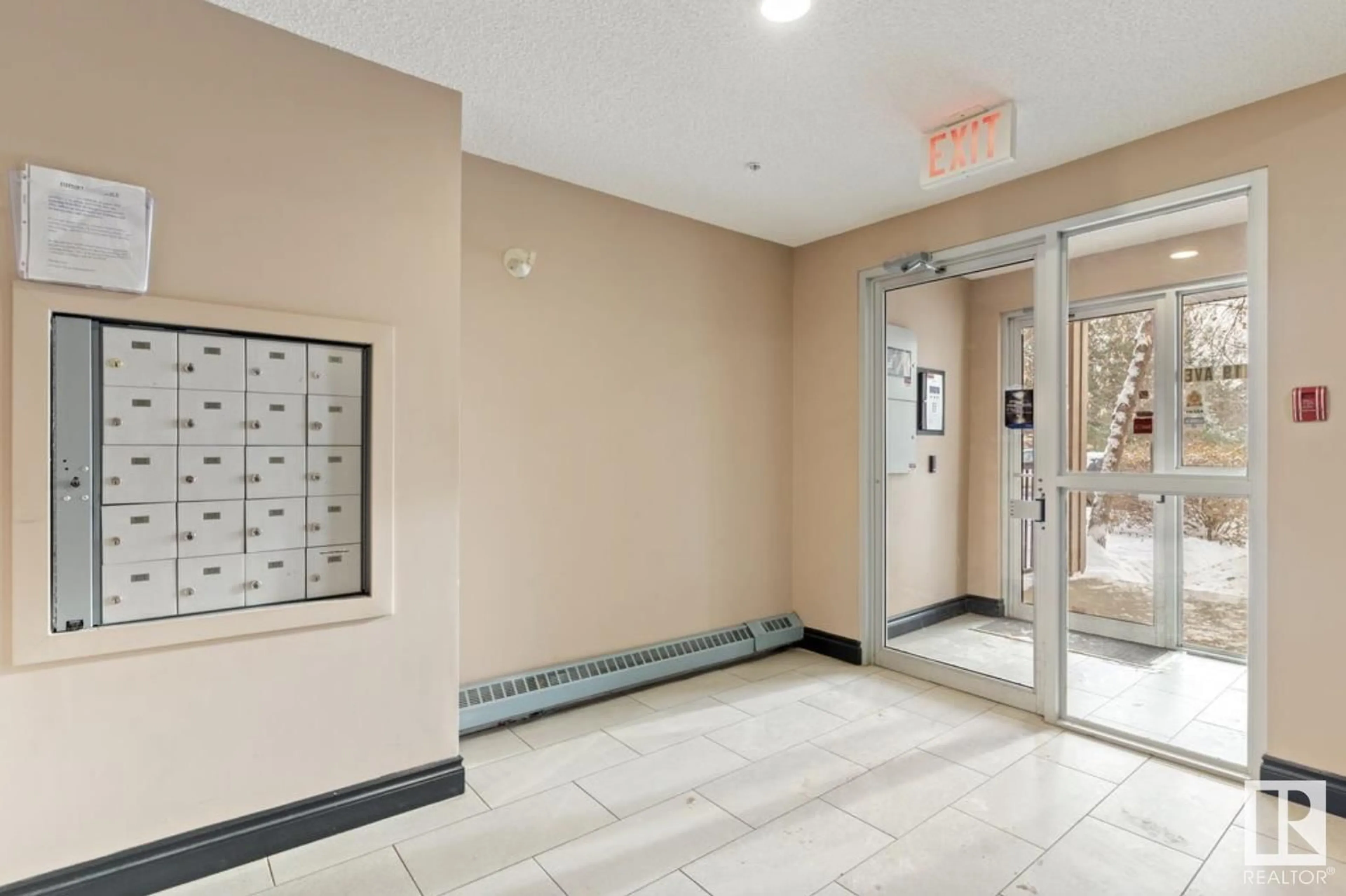 Indoor foyer for #206 - 12110 119 AVENUE, Edmonton Alberta T5L5G9