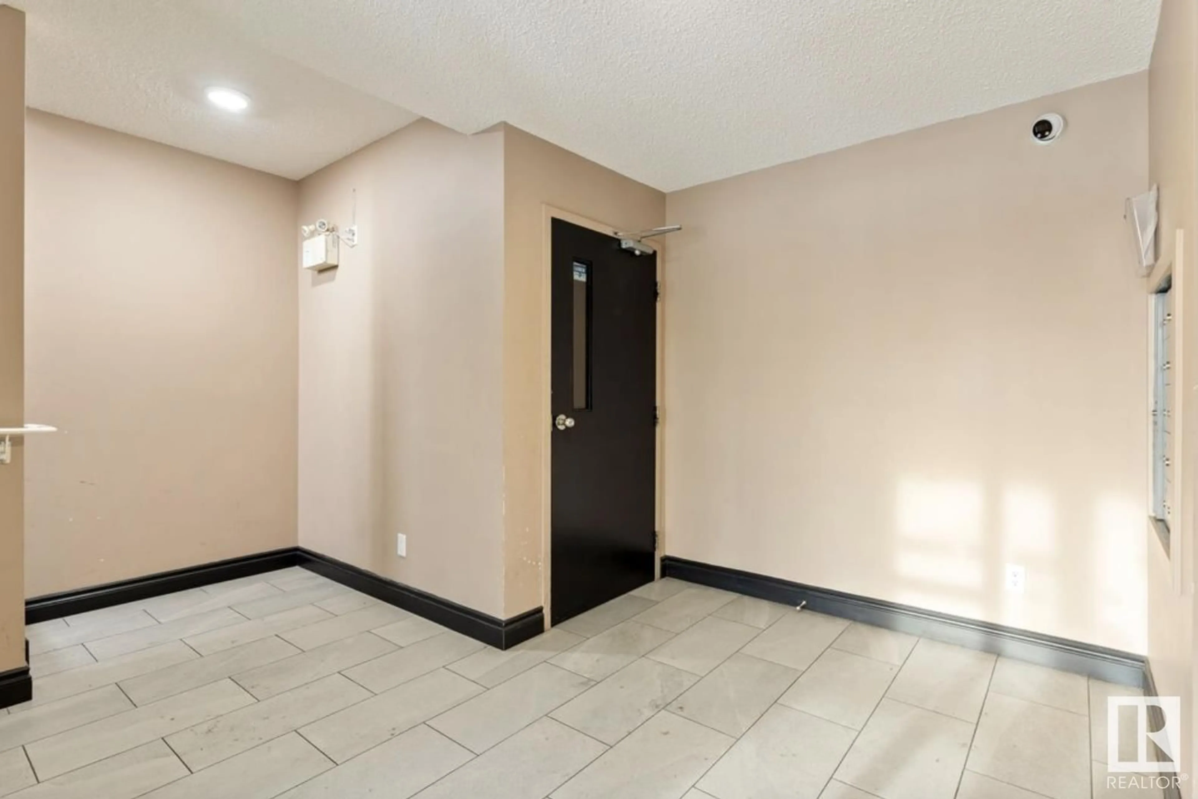 Indoor foyer for #206 - 12110 119 AVENUE, Edmonton Alberta T5L5G9