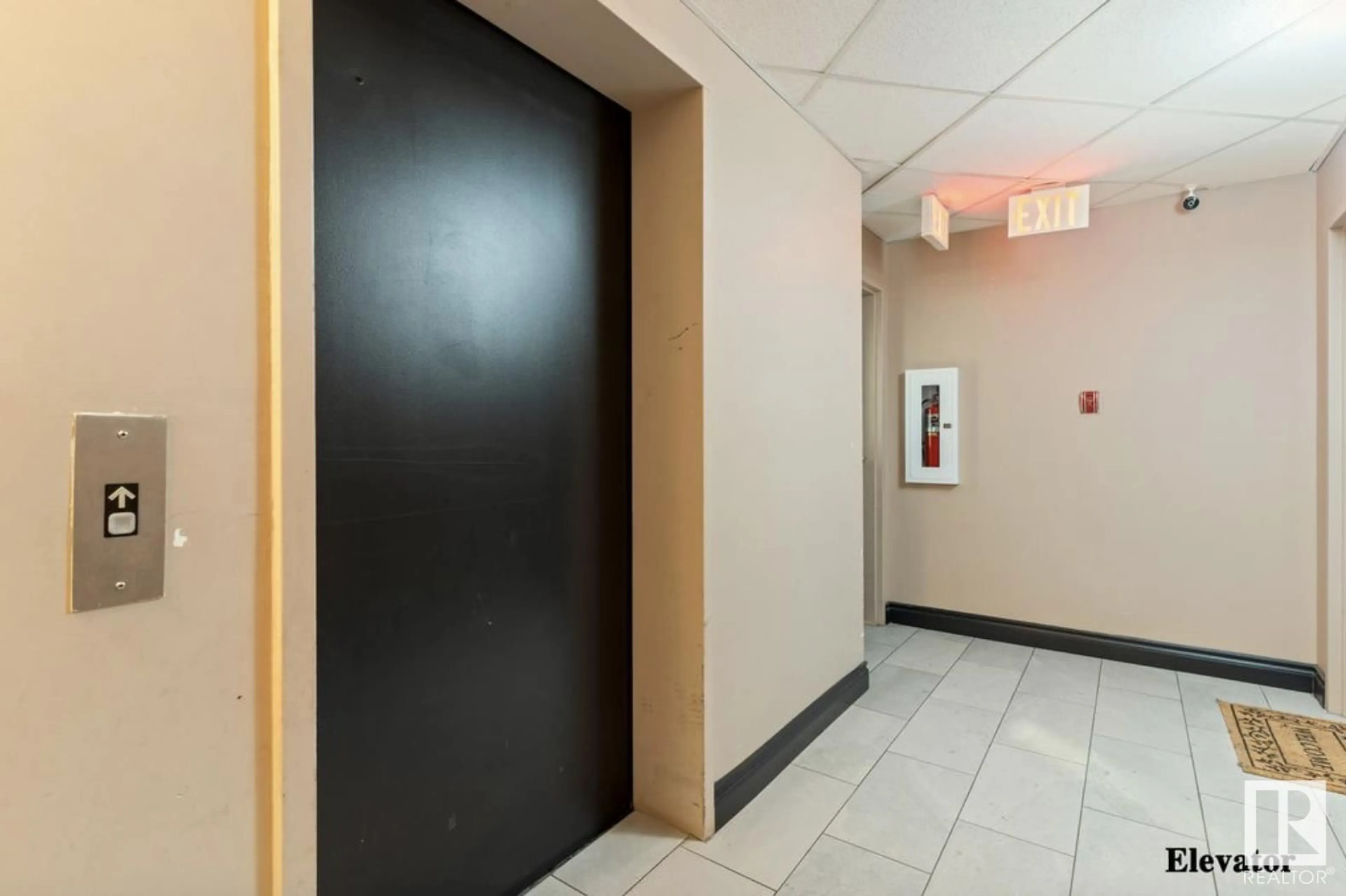 Indoor foyer for #206 - 12110 119 AVENUE, Edmonton Alberta T5L5G9