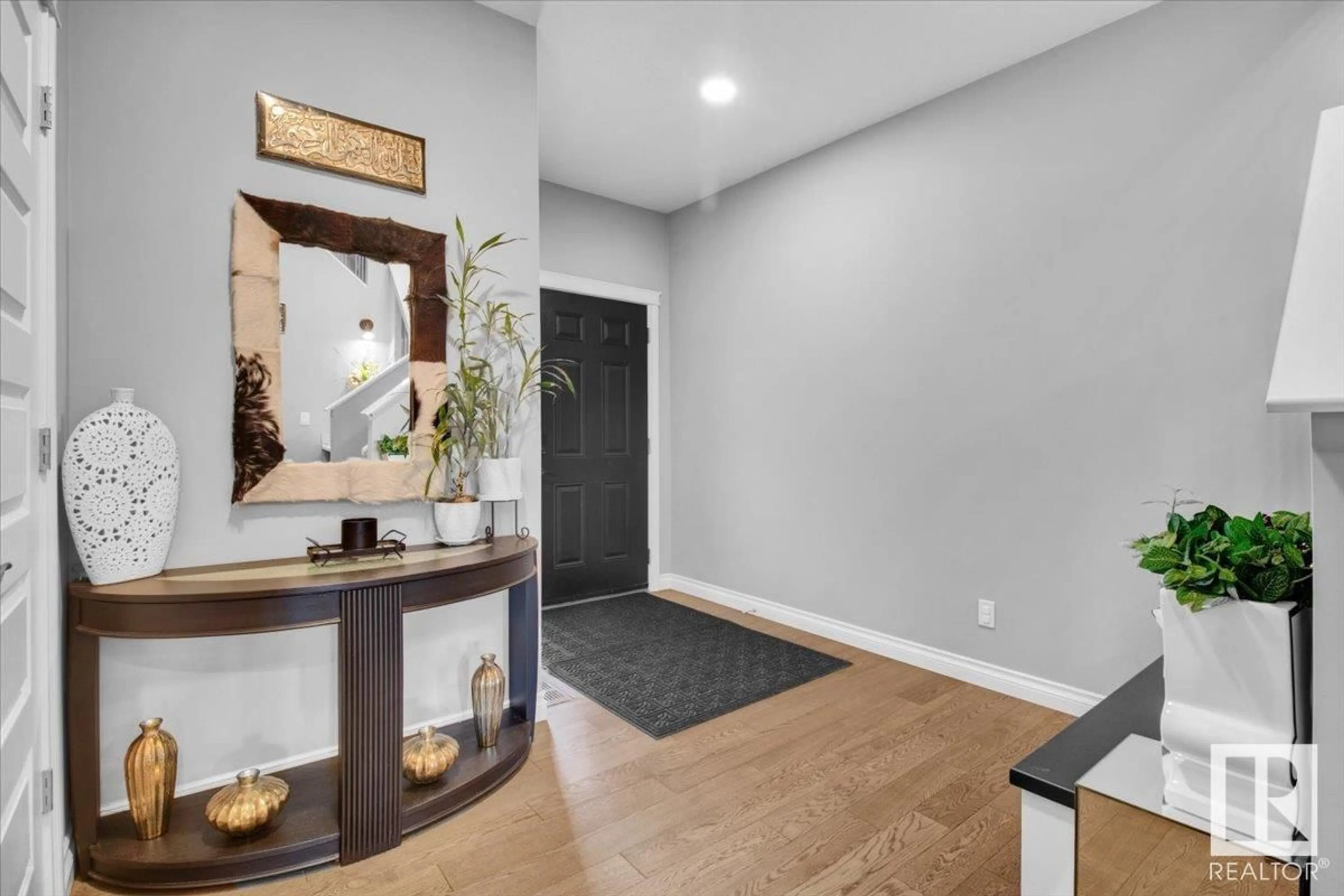 Indoor entryway for 8427 216 ST, Edmonton Alberta T5T4W2