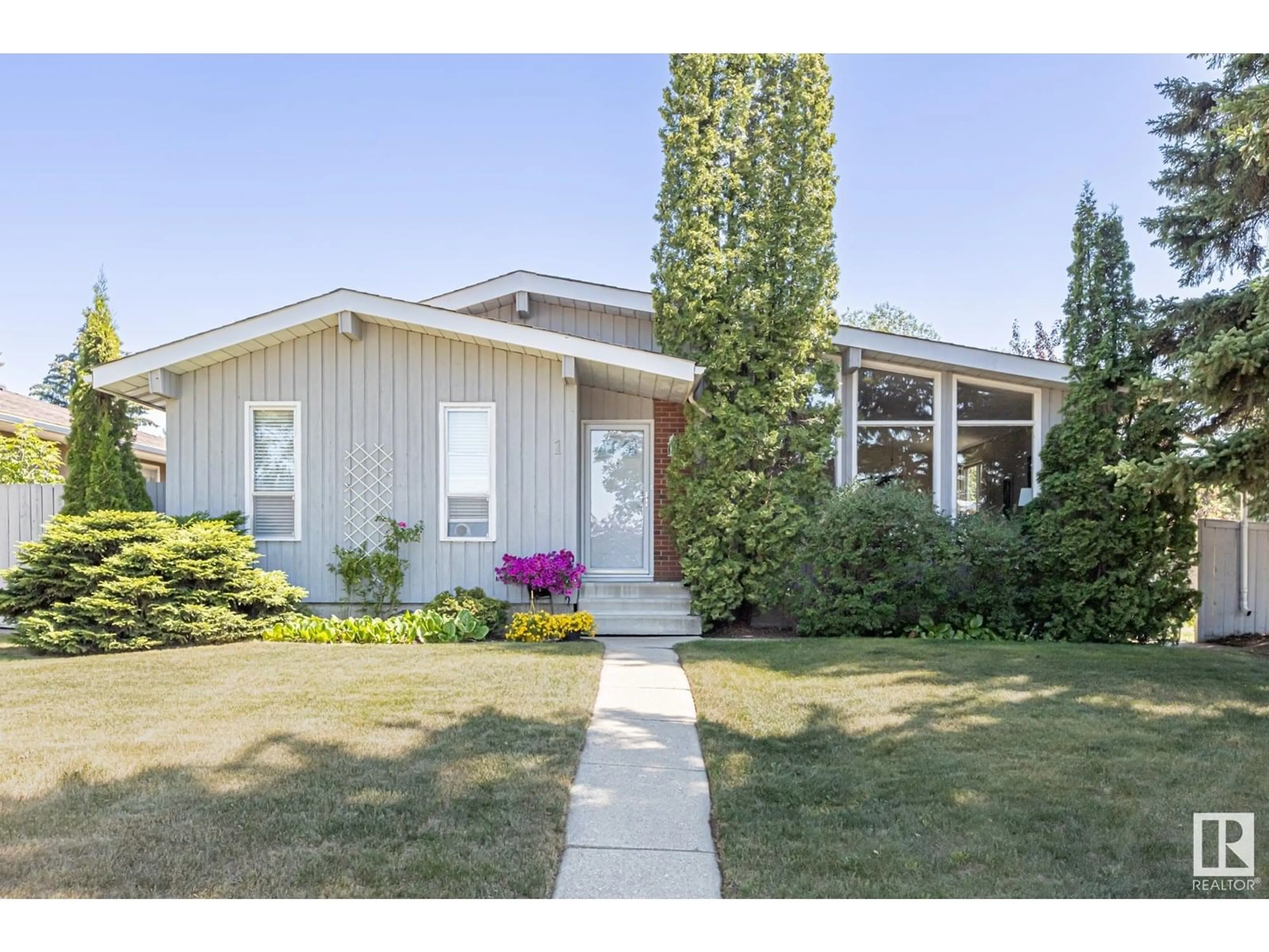 Home with vinyl exterior material, street for 1 FAIRVIEW BV, St. Albert Alberta T8N1Y2