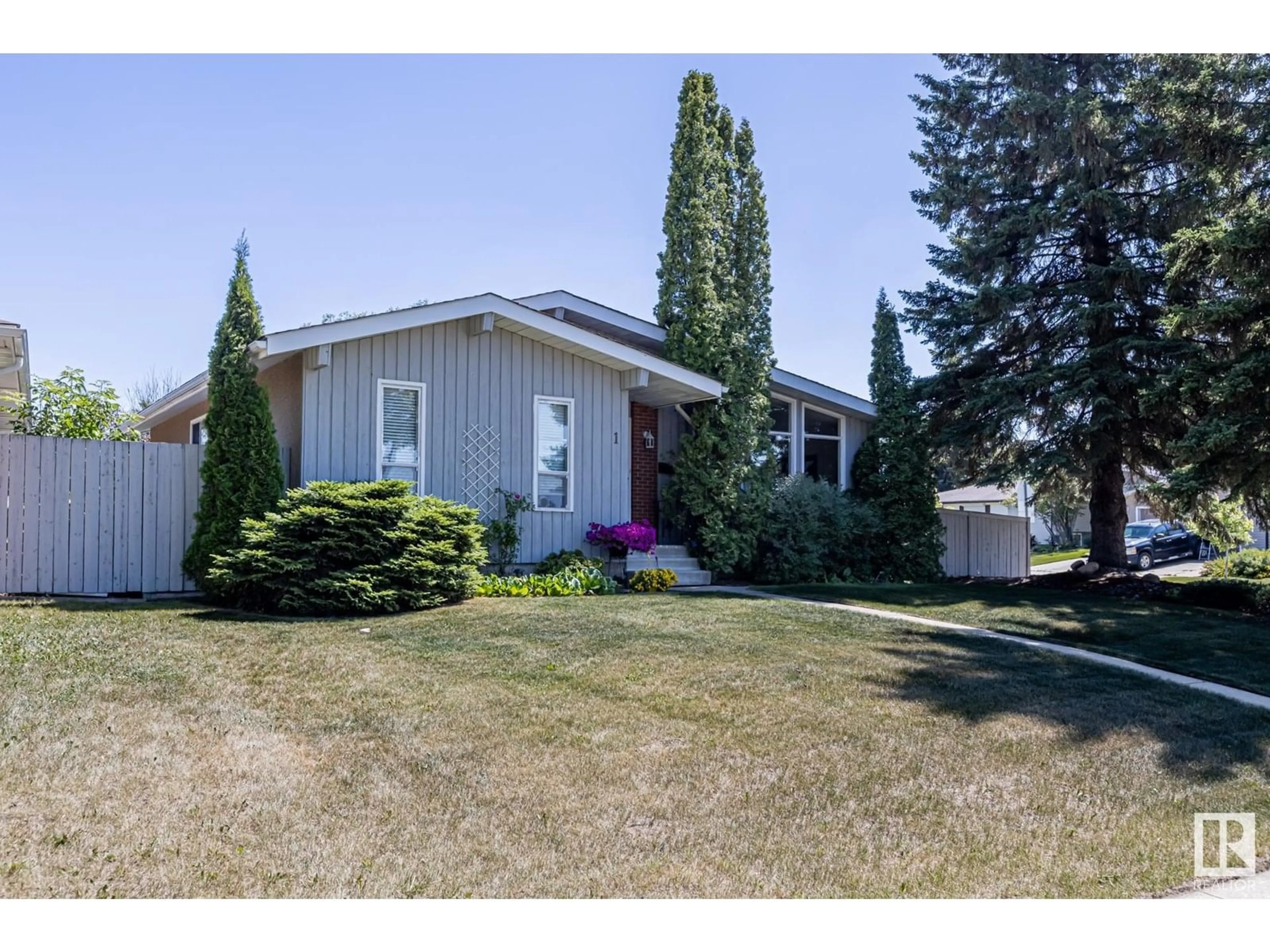 Home with vinyl exterior material, street for 1 FAIRVIEW BV, St. Albert Alberta T8N1Y2