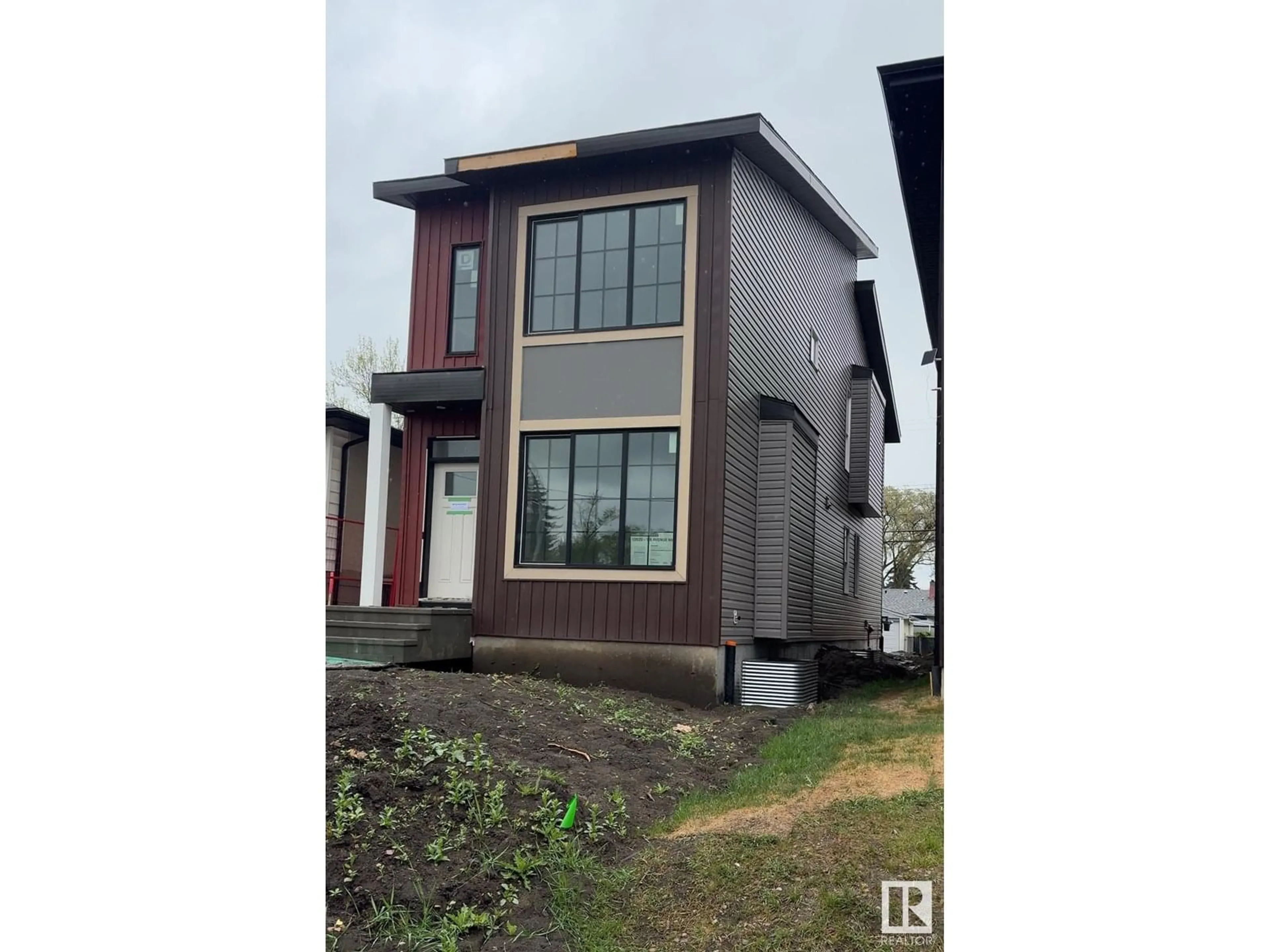 Home with vinyl exterior material, street for 13920 118 AV, Edmonton Alberta T5L2M4
