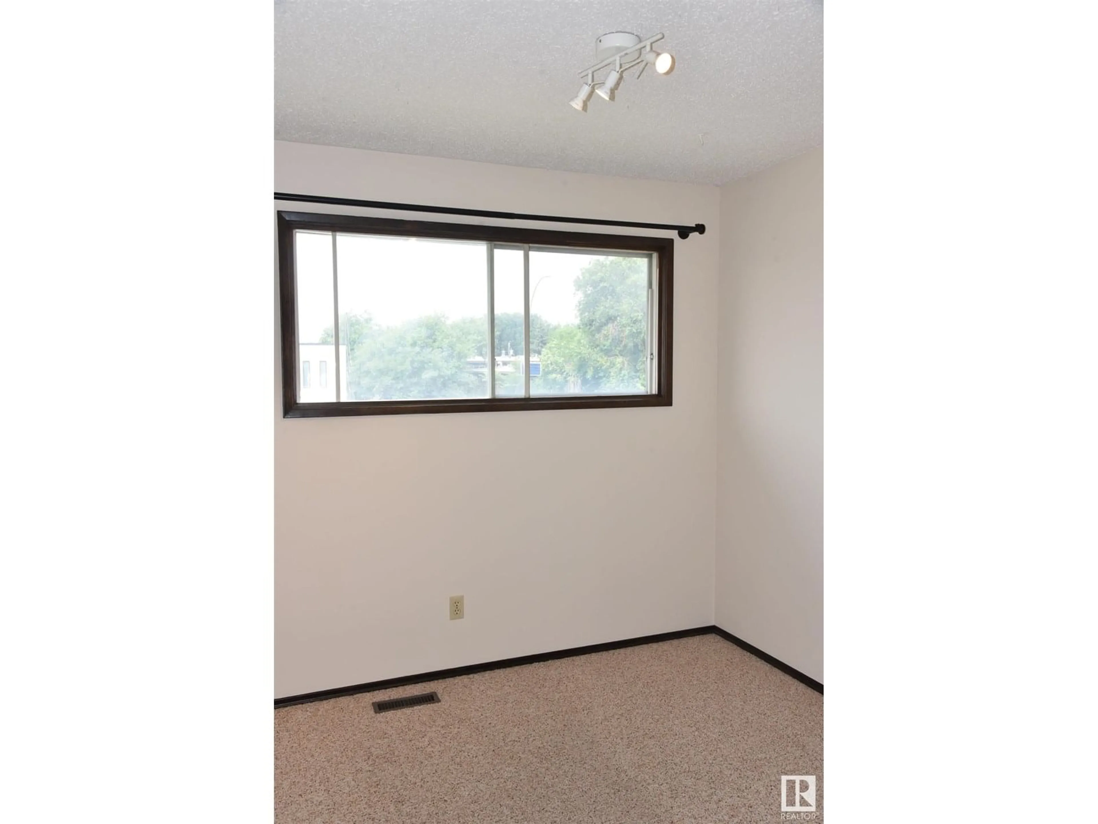 A pic of a room for 7015 101 AV, Edmonton Alberta T6A0H6
