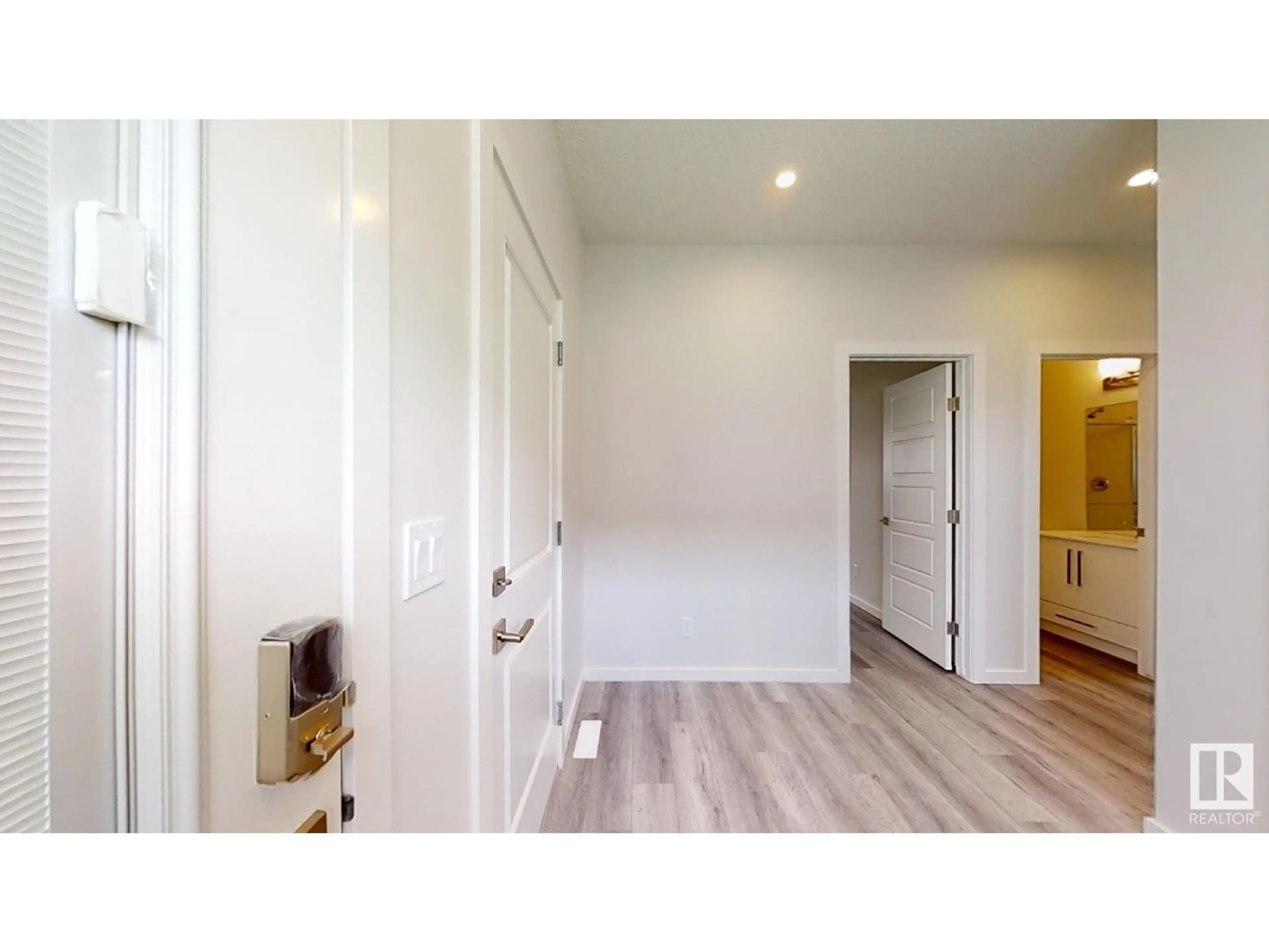 Indoor entryway for 3519 6 ST, Edmonton Alberta T6T2L5