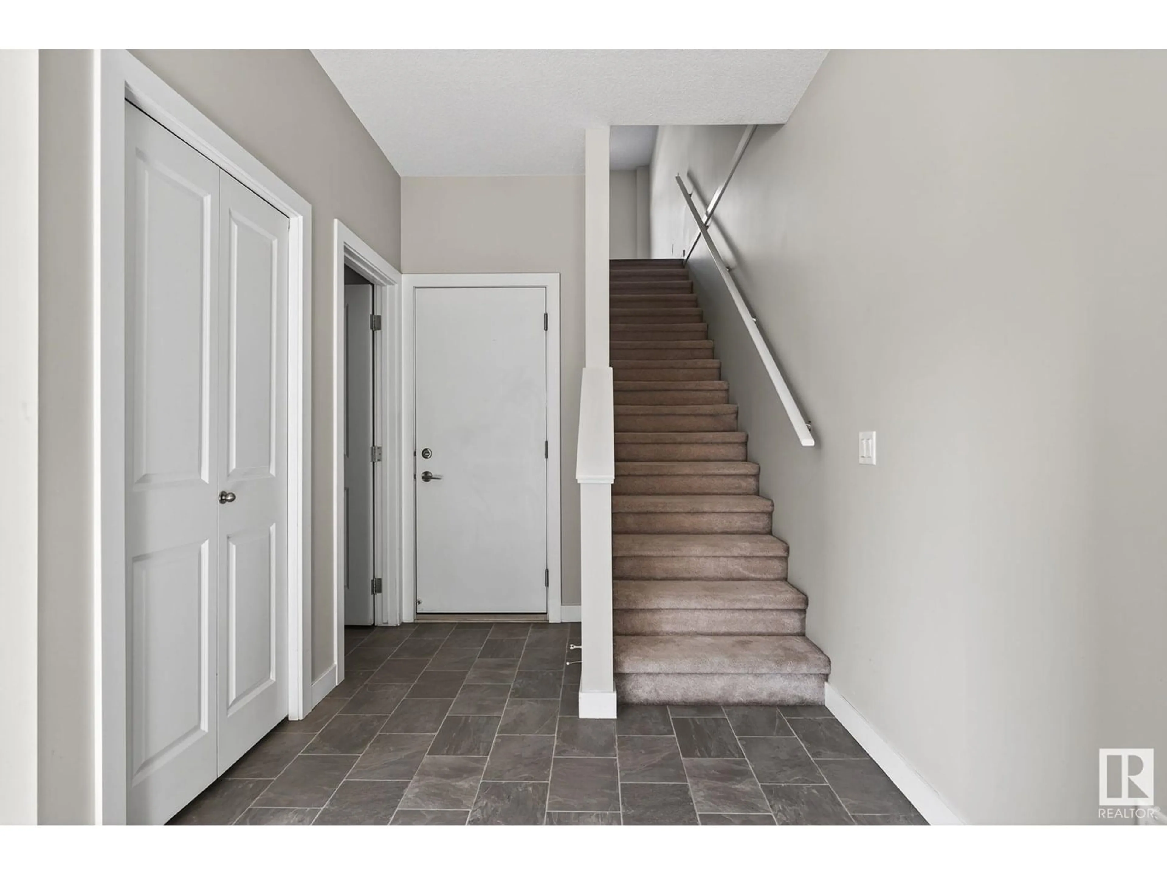 Indoor entryway for #15 - 1636 KERR RD, Edmonton Alberta T5E6W3