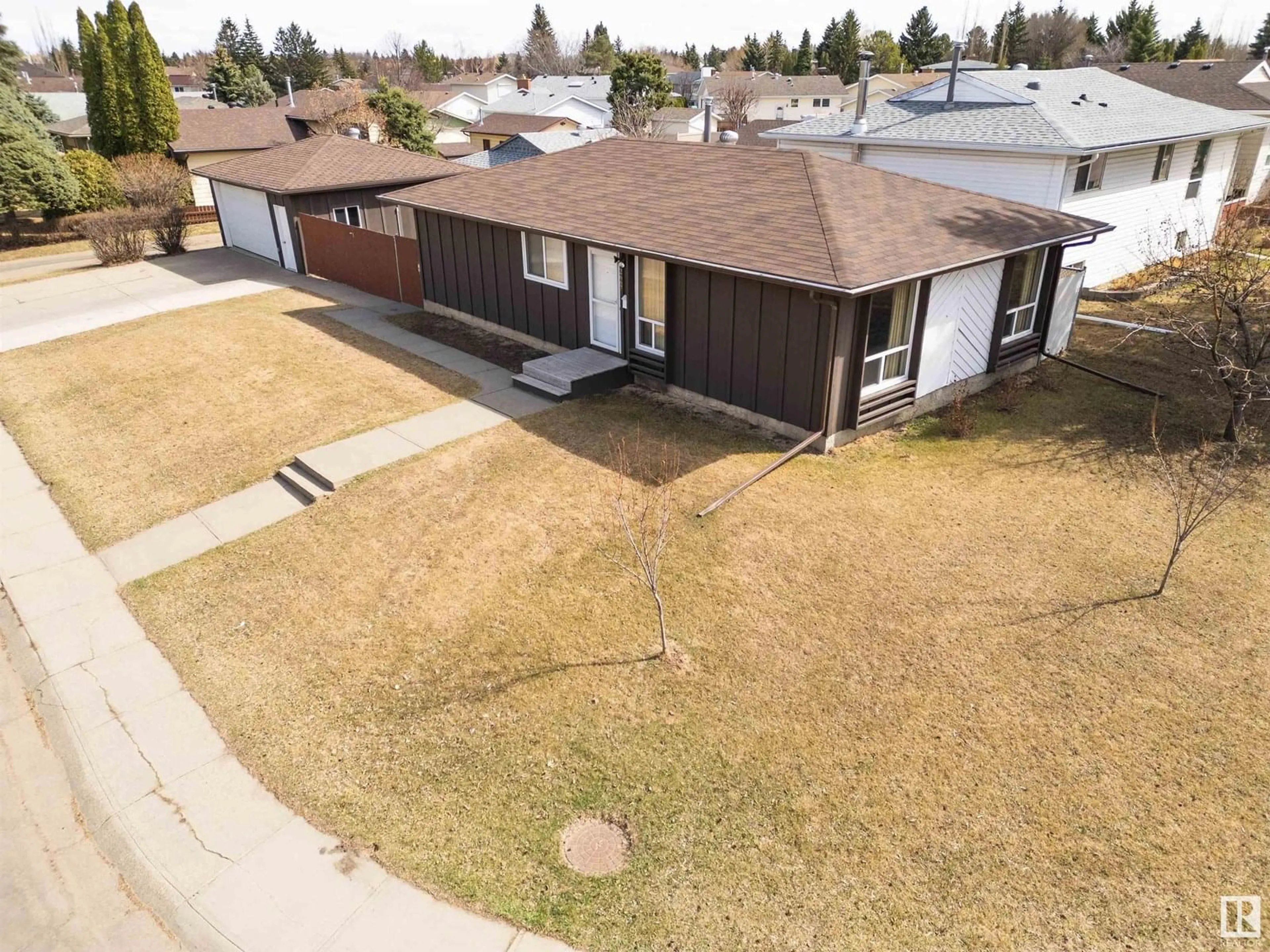 A pic from outside/outdoor area/front of a property/back of a property/a pic from drone, street for NW - 2667 89 ST, Edmonton Alberta T6K2Y9