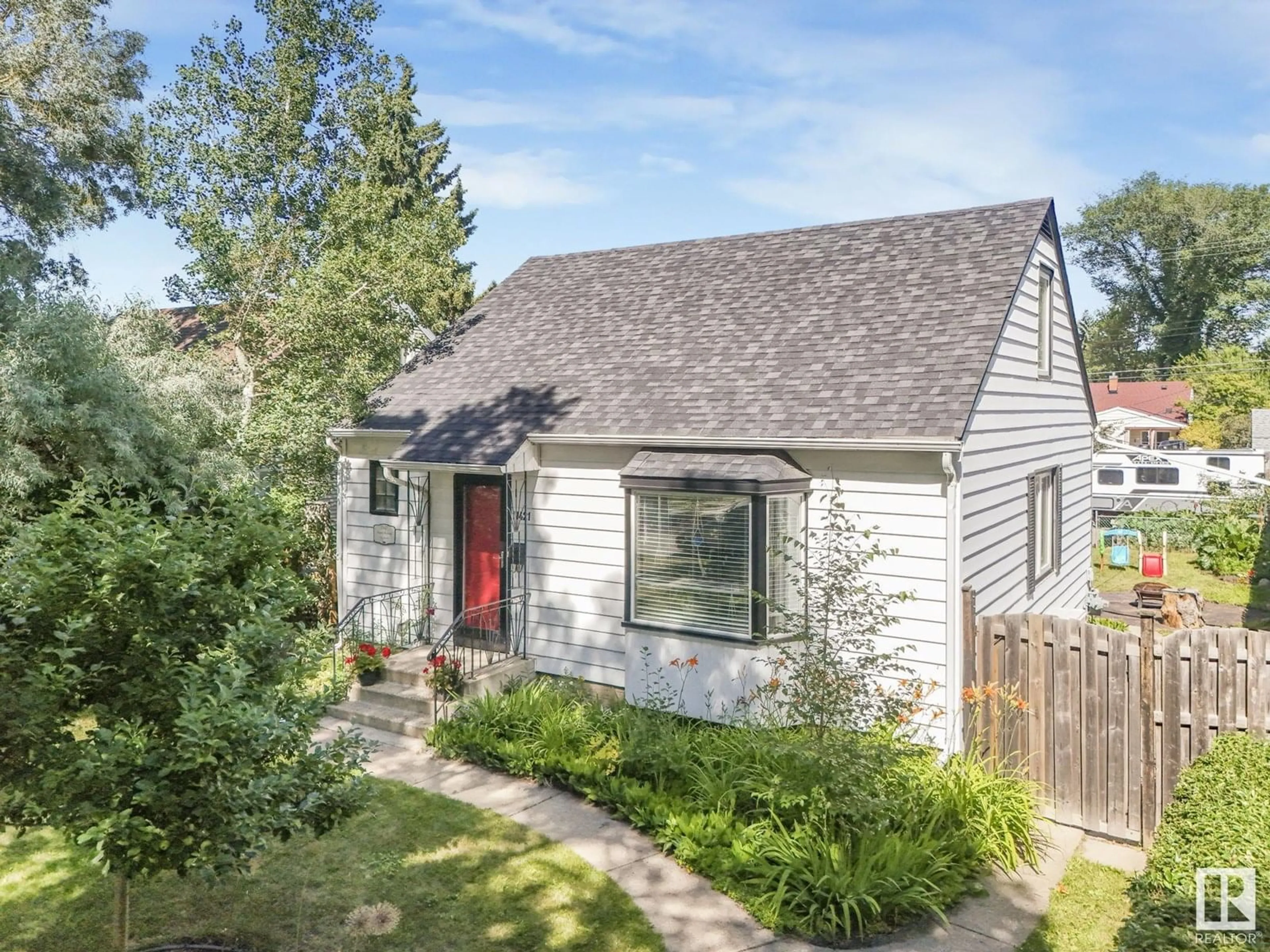 A pic from outside/outdoor area/front of a property/back of a property/a pic from drone, street for 11421 71 ST, Edmonton Alberta T5B1V8