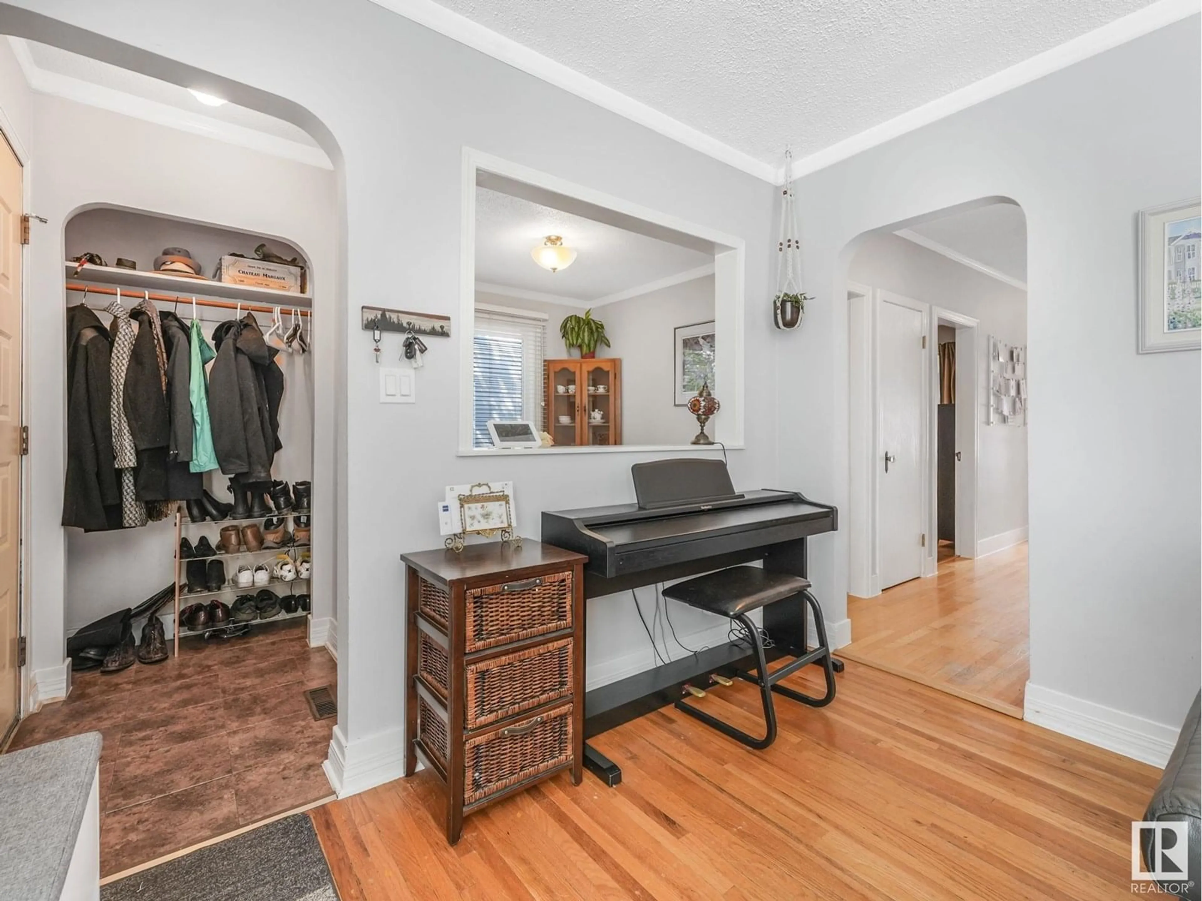 Indoor entryway for 11421 71 ST, Edmonton Alberta T5B1V8