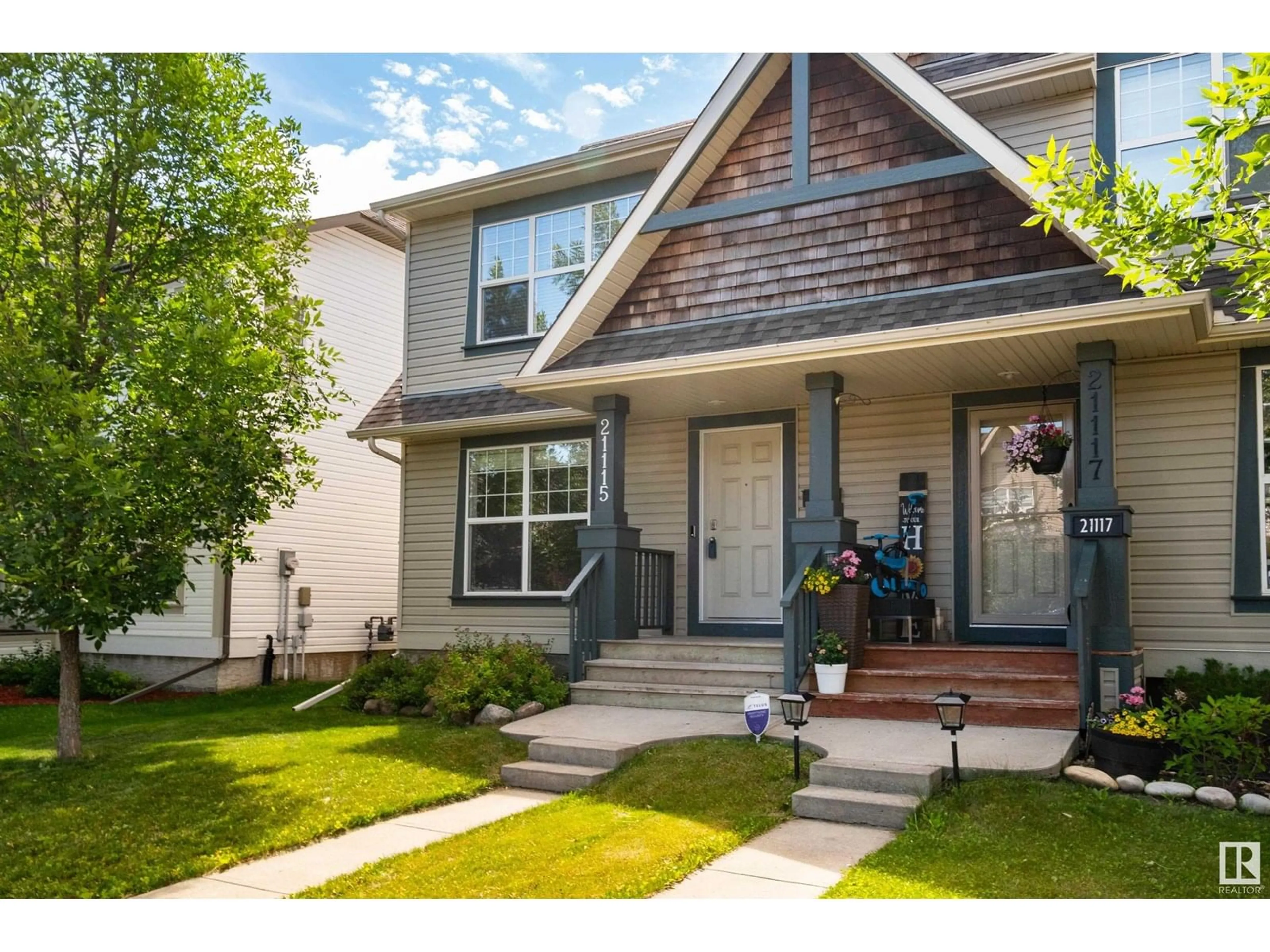Home with vinyl exterior material, street for NW - 21115 60 AV, Edmonton Alberta T6M0H7