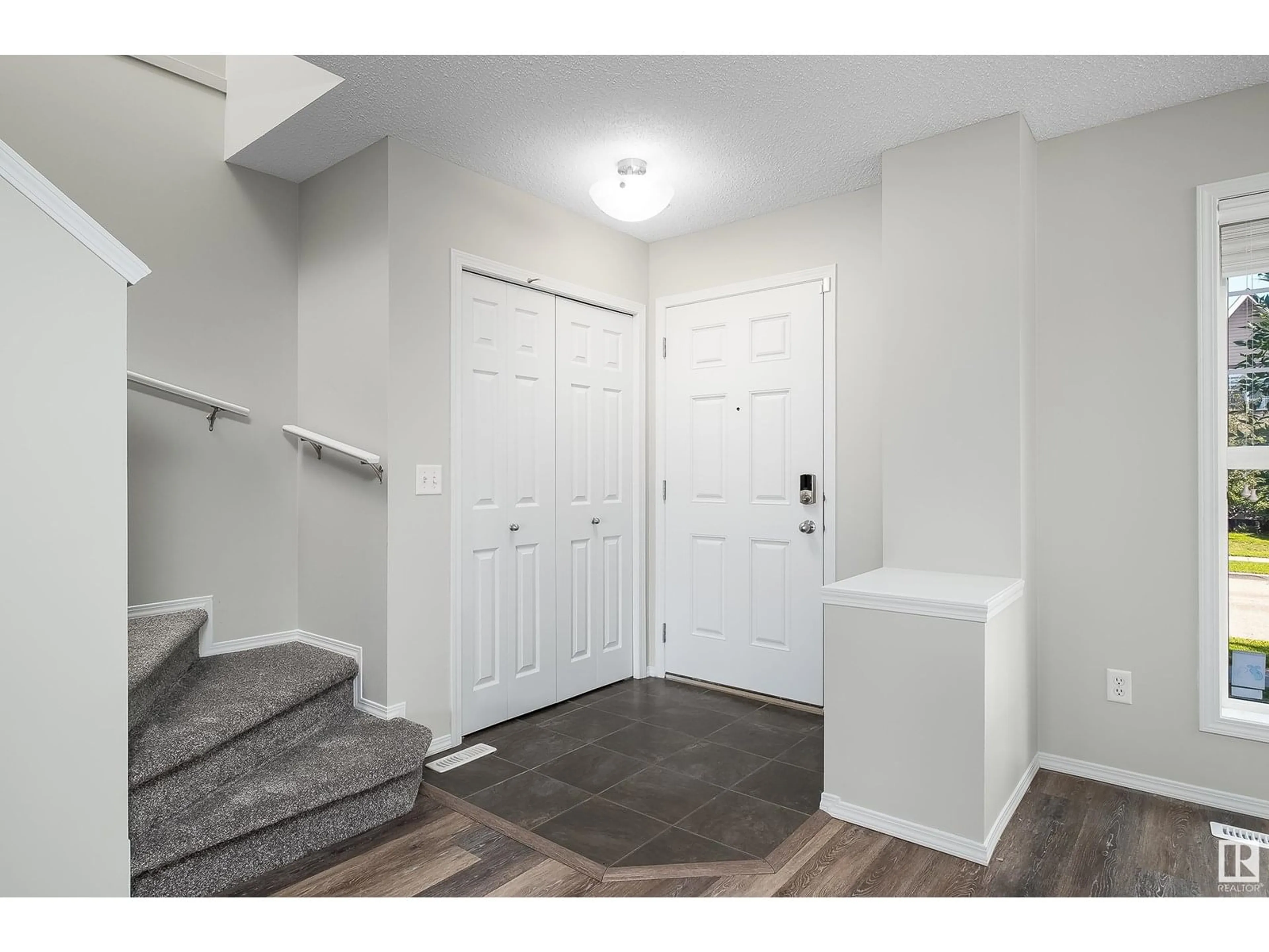 Indoor entryway for NW - 21115 60 AV, Edmonton Alberta T6M0H7