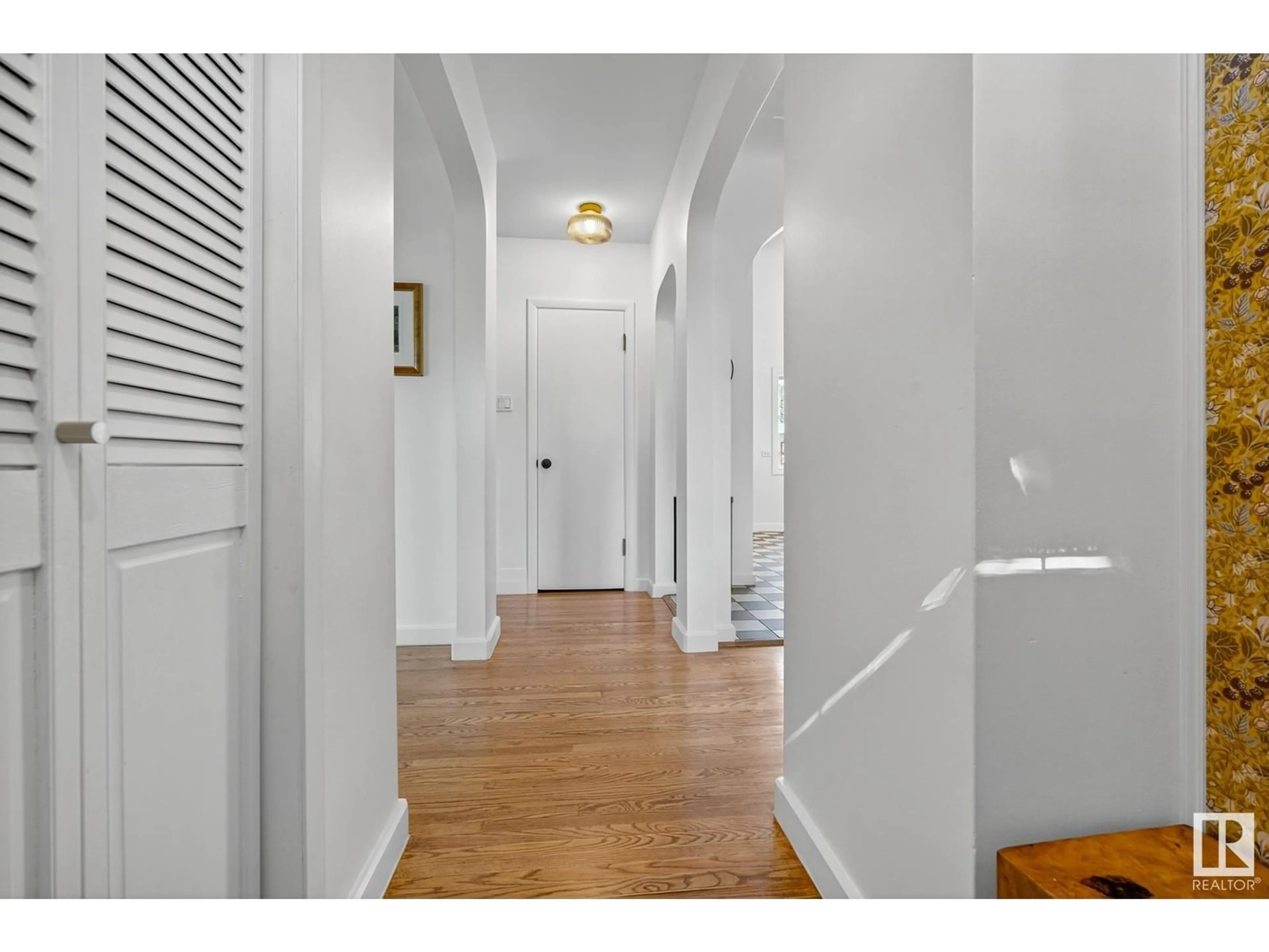 Indoor foyer for NW - 10940 130 ST, Edmonton Alberta T5M0Z3