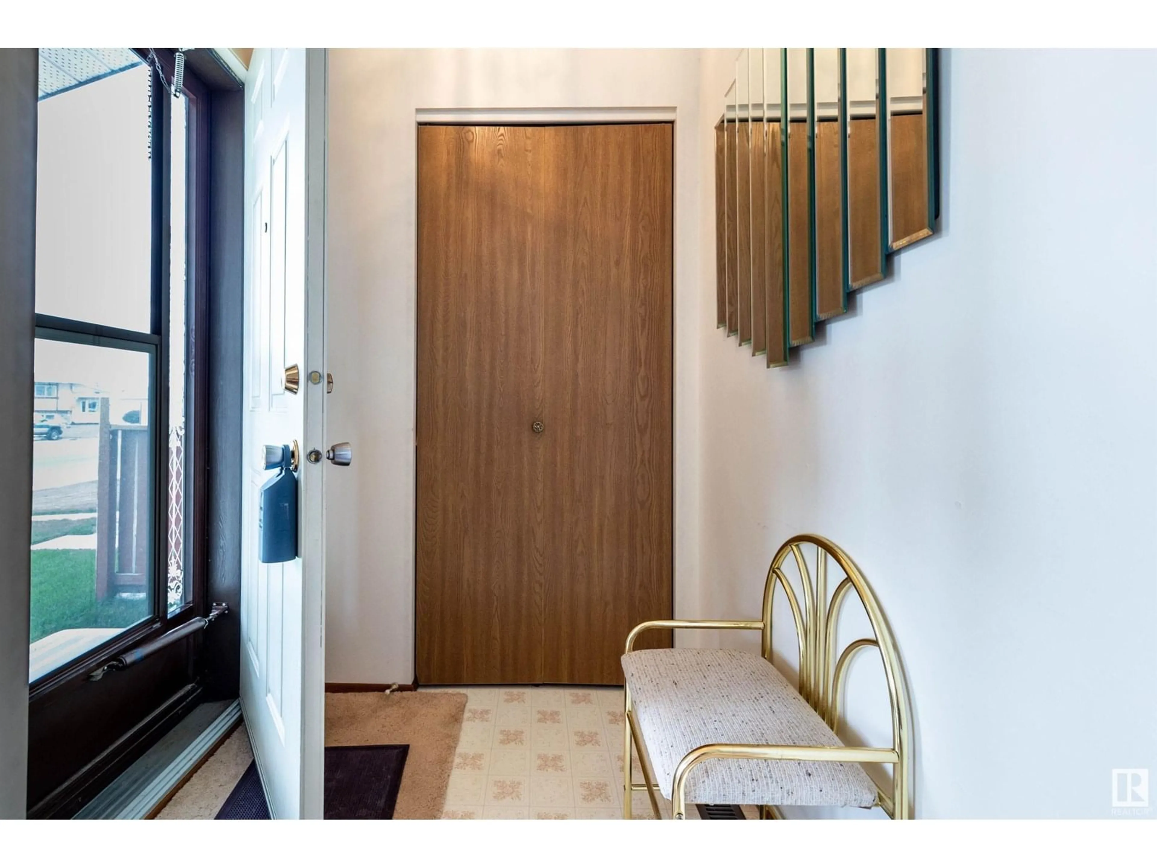 Indoor entryway for 67 KINISKI CR, Edmonton Alberta T6L5E3