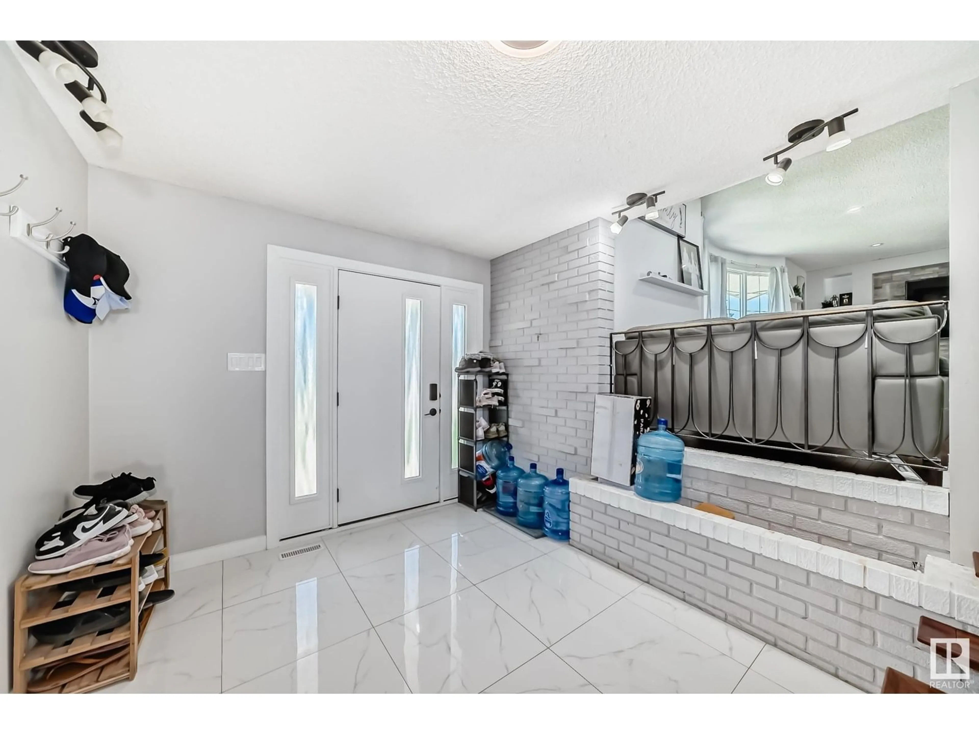 Indoor entryway for 714 LEE RIDGE RD, Edmonton Alberta T6K0P2