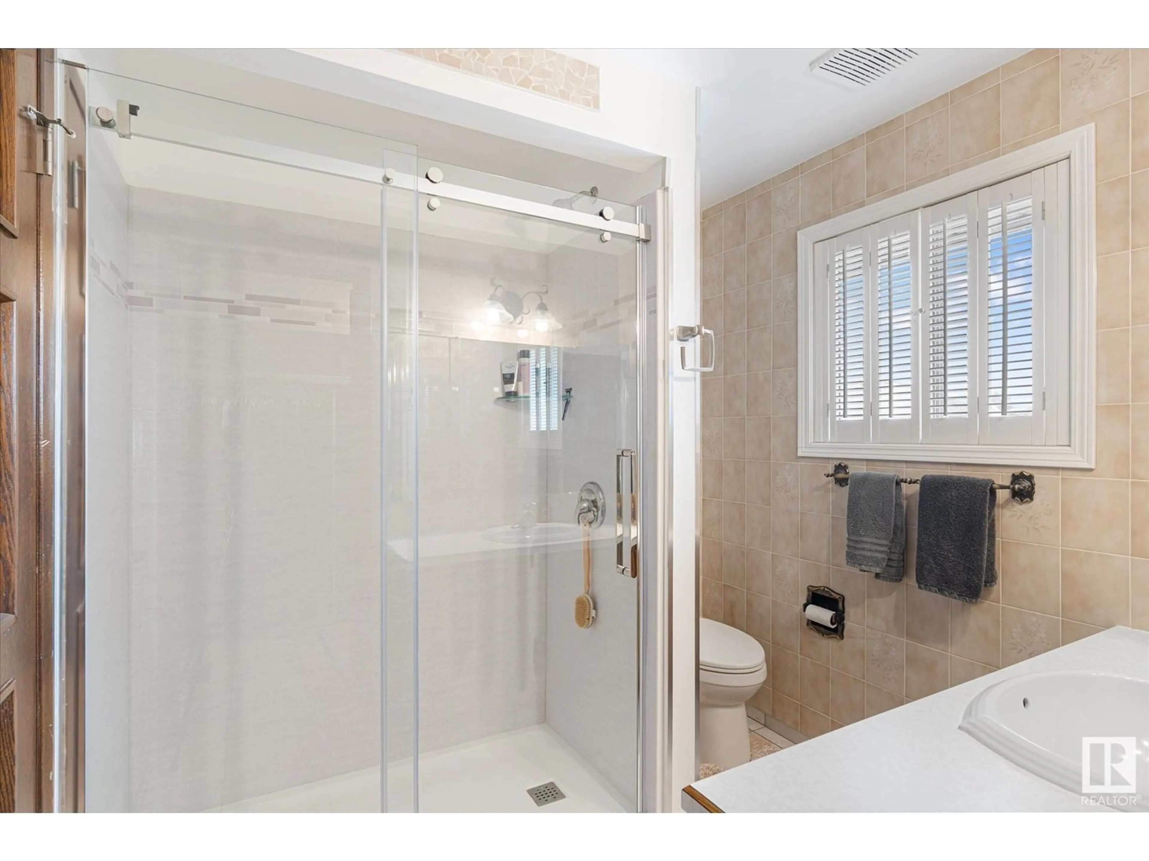 Standard bathroom, ceramic/tile floor for 17524 55 AV, Edmonton Alberta T6M1G6