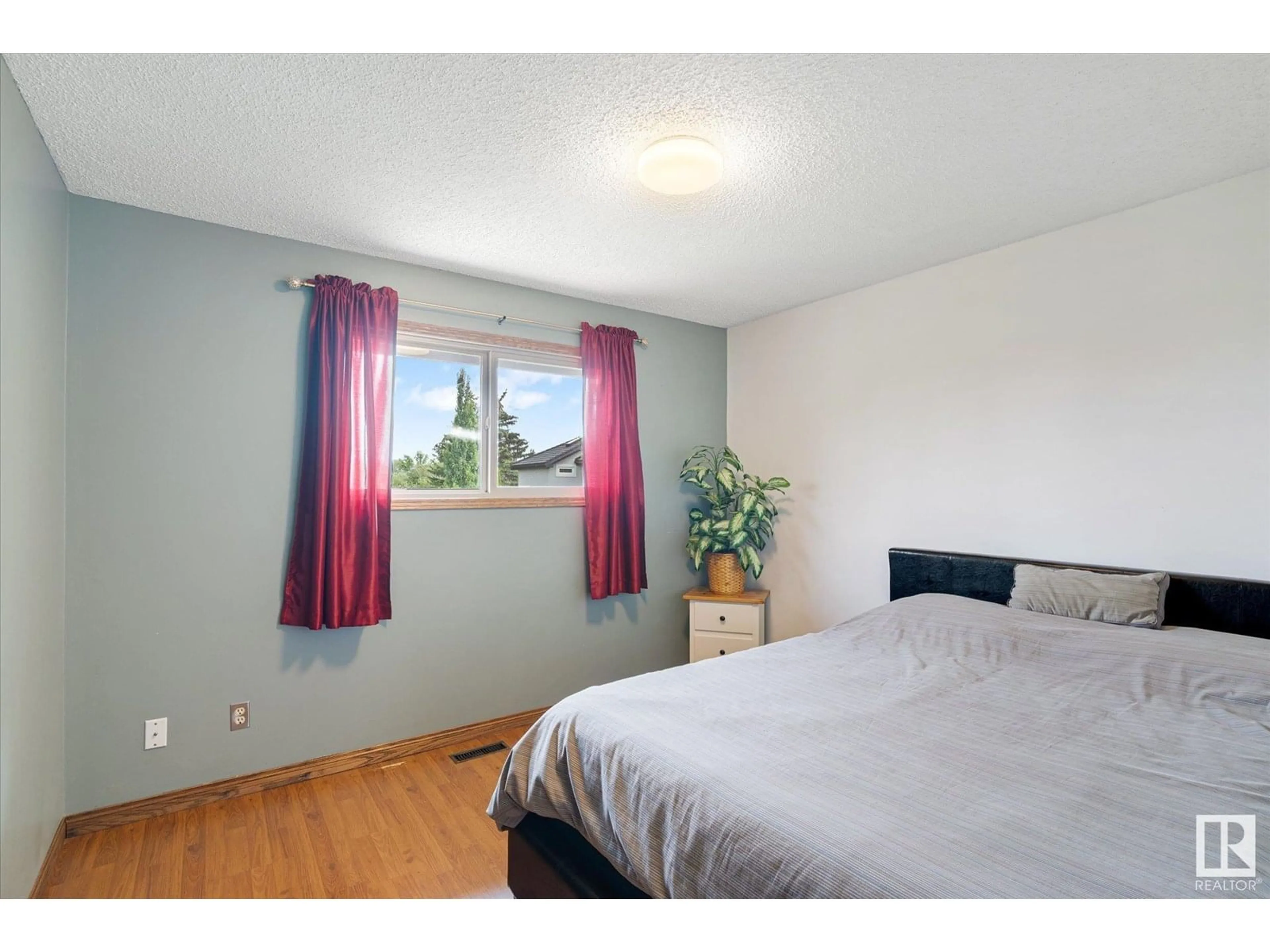 A pic of a room for 17524 55 AV, Edmonton Alberta T6M1G6
