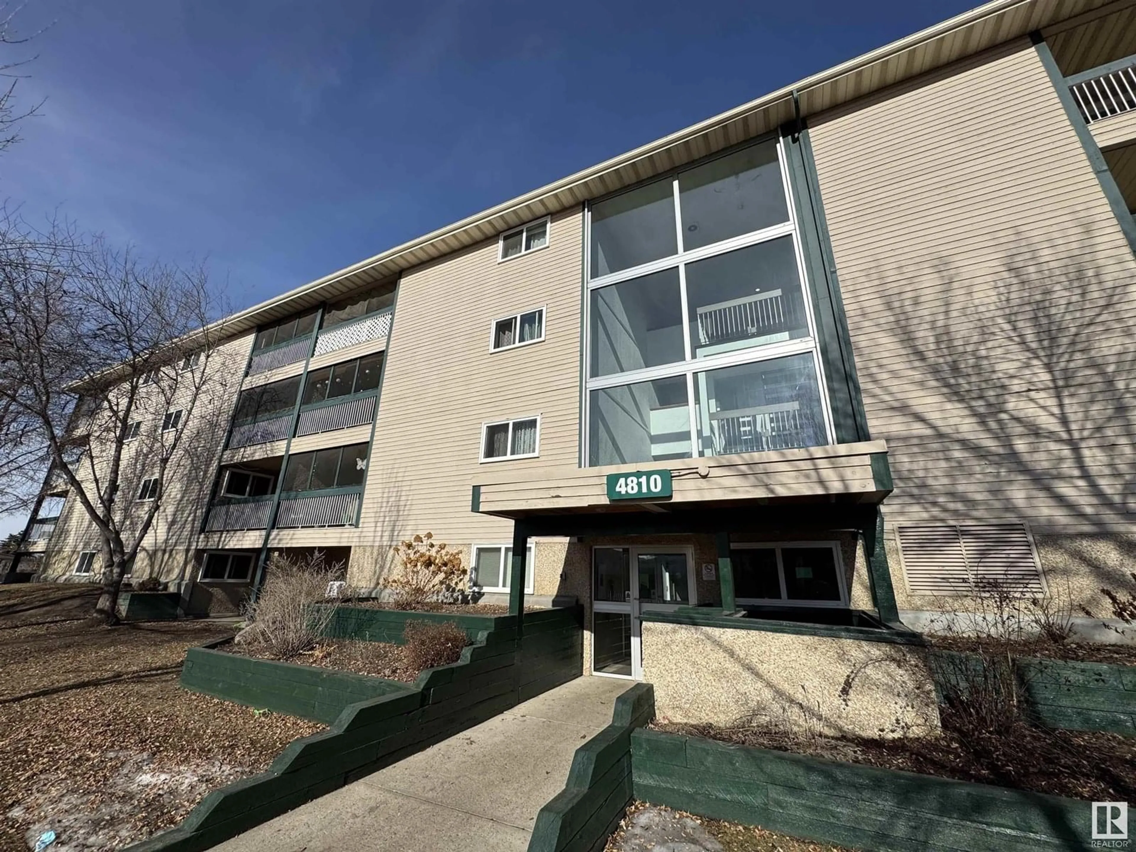 Indoor foyer for #301 - 4810 MILL WOODS RD S, Edmonton Alberta T6L5N9