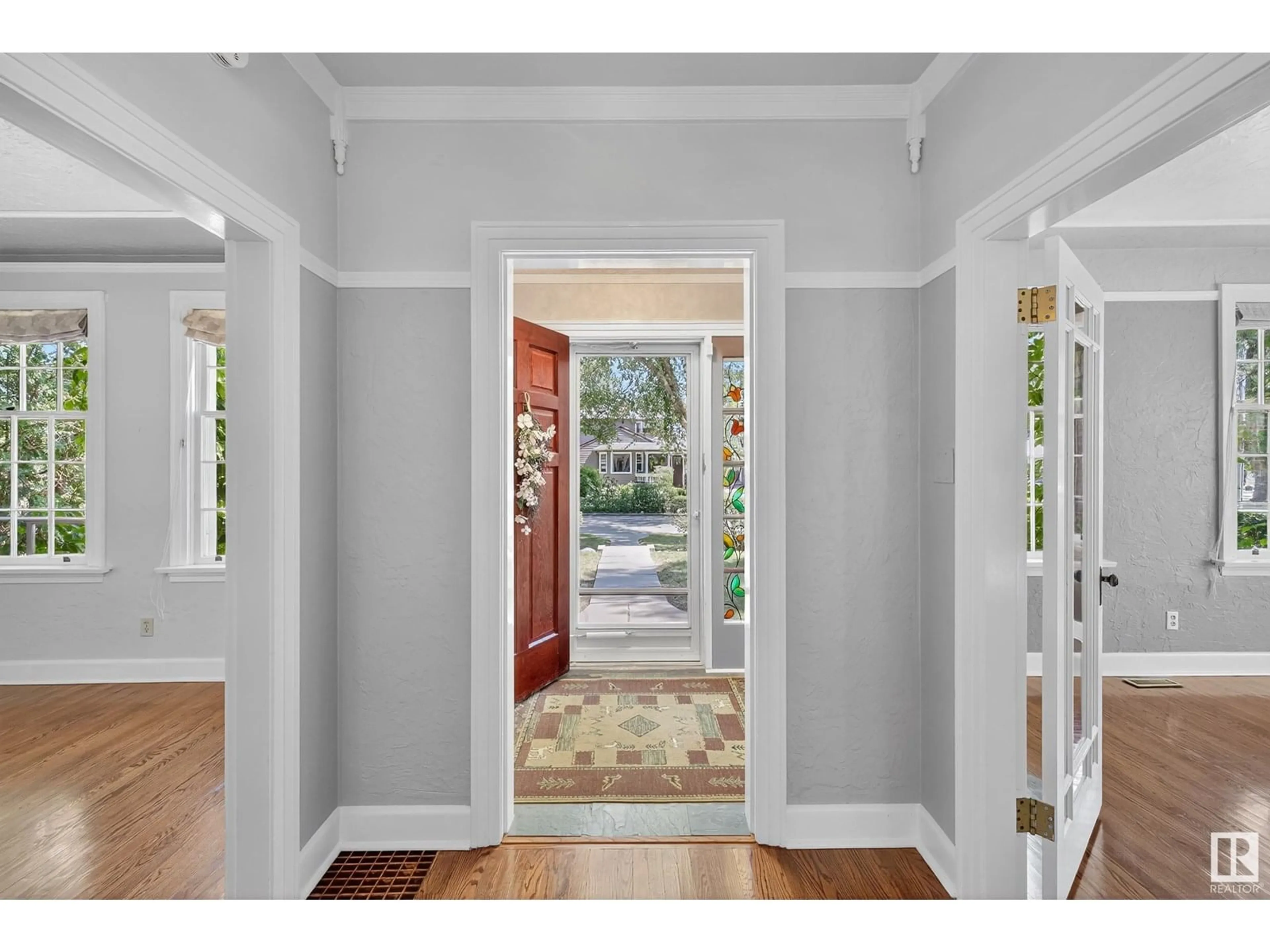 Indoor entryway for 10416 GLENORA CR, Edmonton Alberta T5N3J7