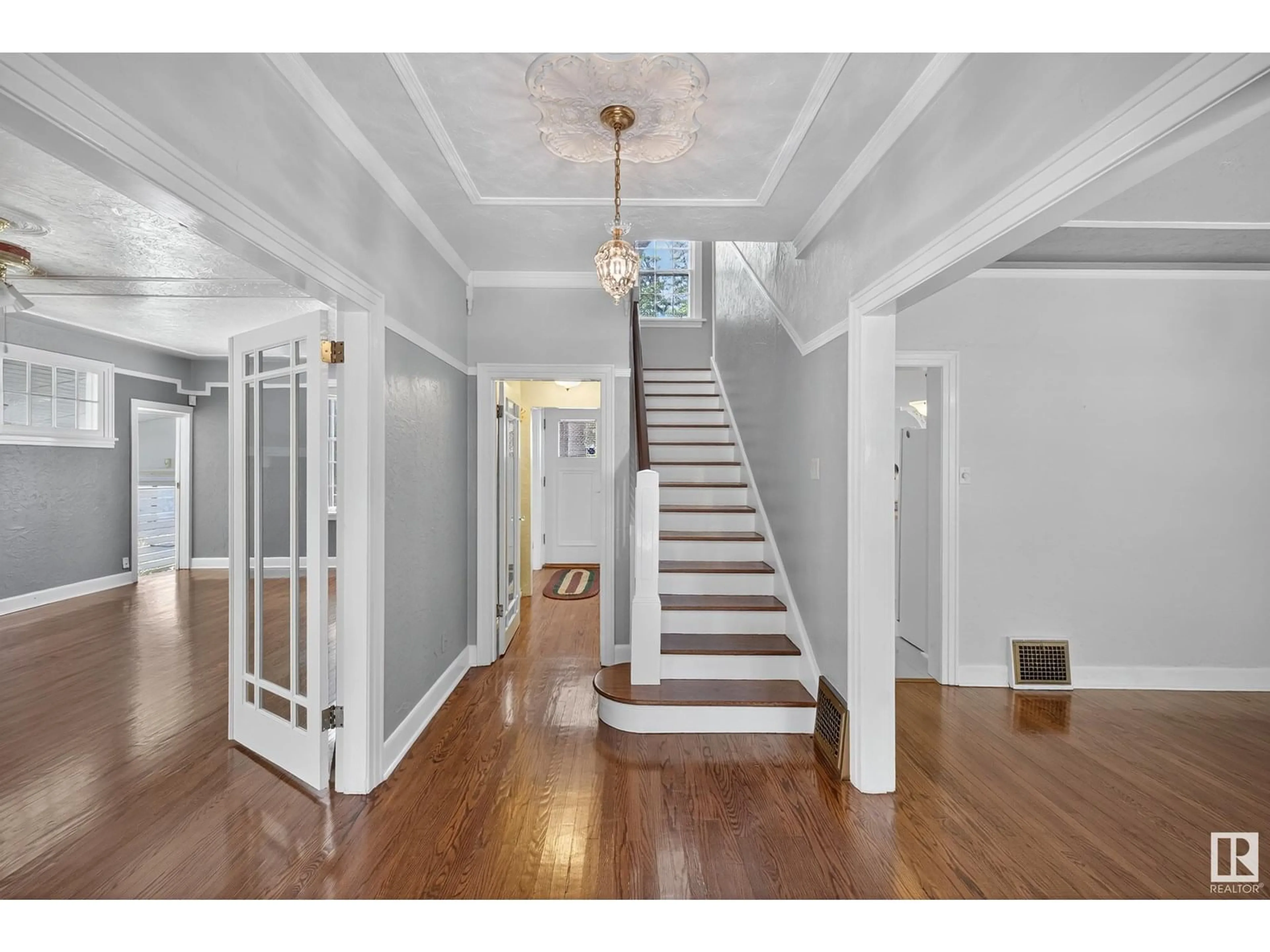Indoor entryway for 10416 GLENORA CR, Edmonton Alberta T5N3J7