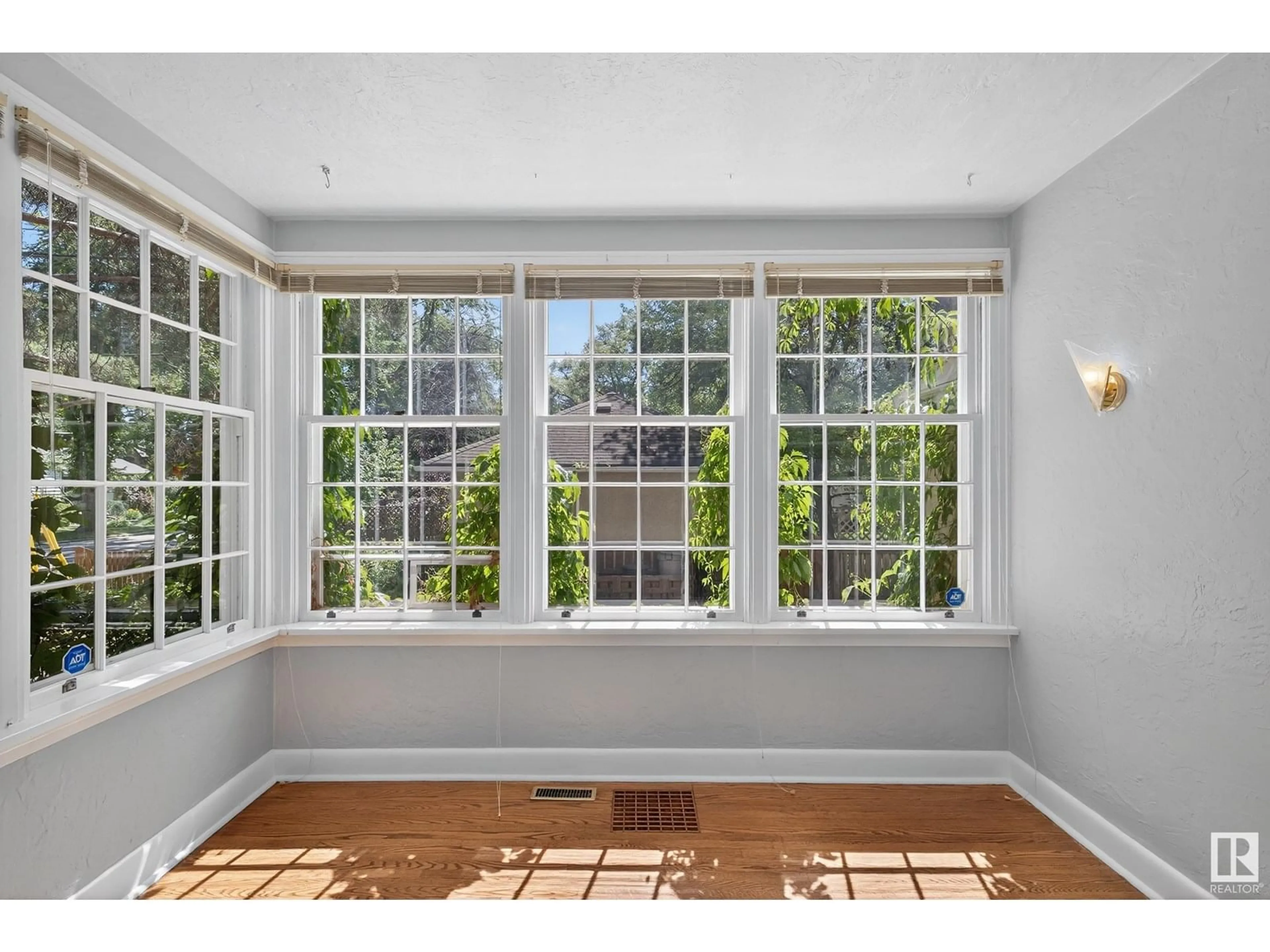 A pic of a room for 10416 GLENORA CR, Edmonton Alberta T5N3J7