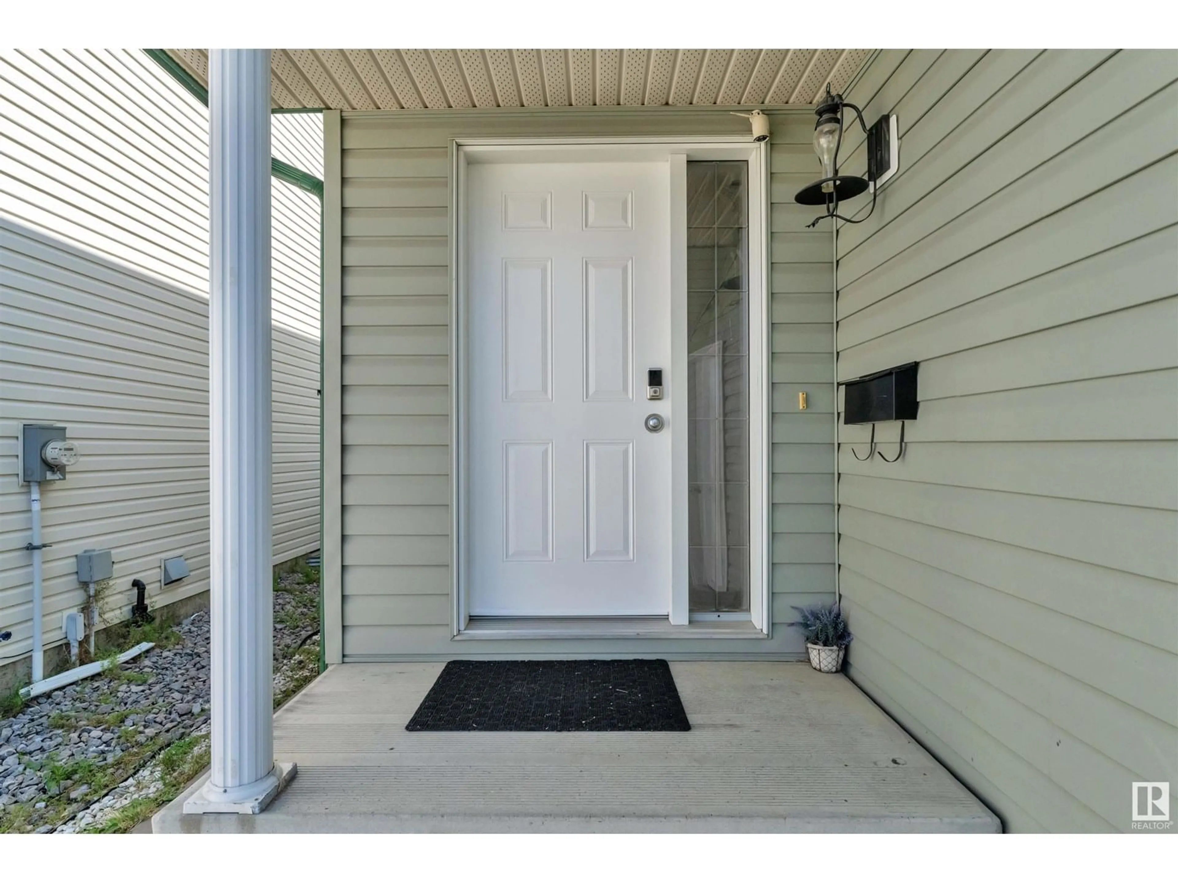 Indoor entryway for 3215 21 ST, Edmonton Alberta T6T0A9