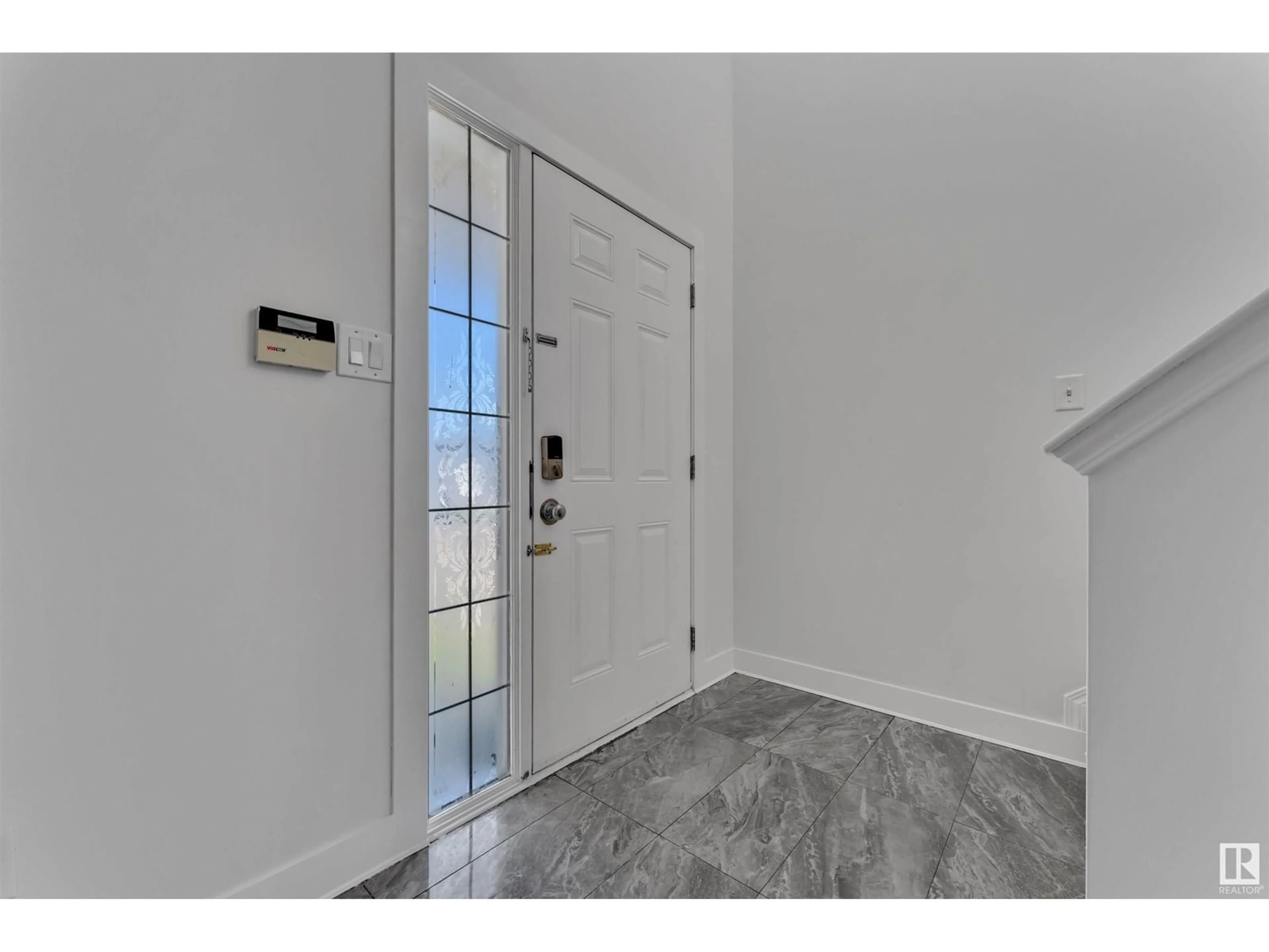 Indoor entryway for 3215 21 ST, Edmonton Alberta T6T0A9