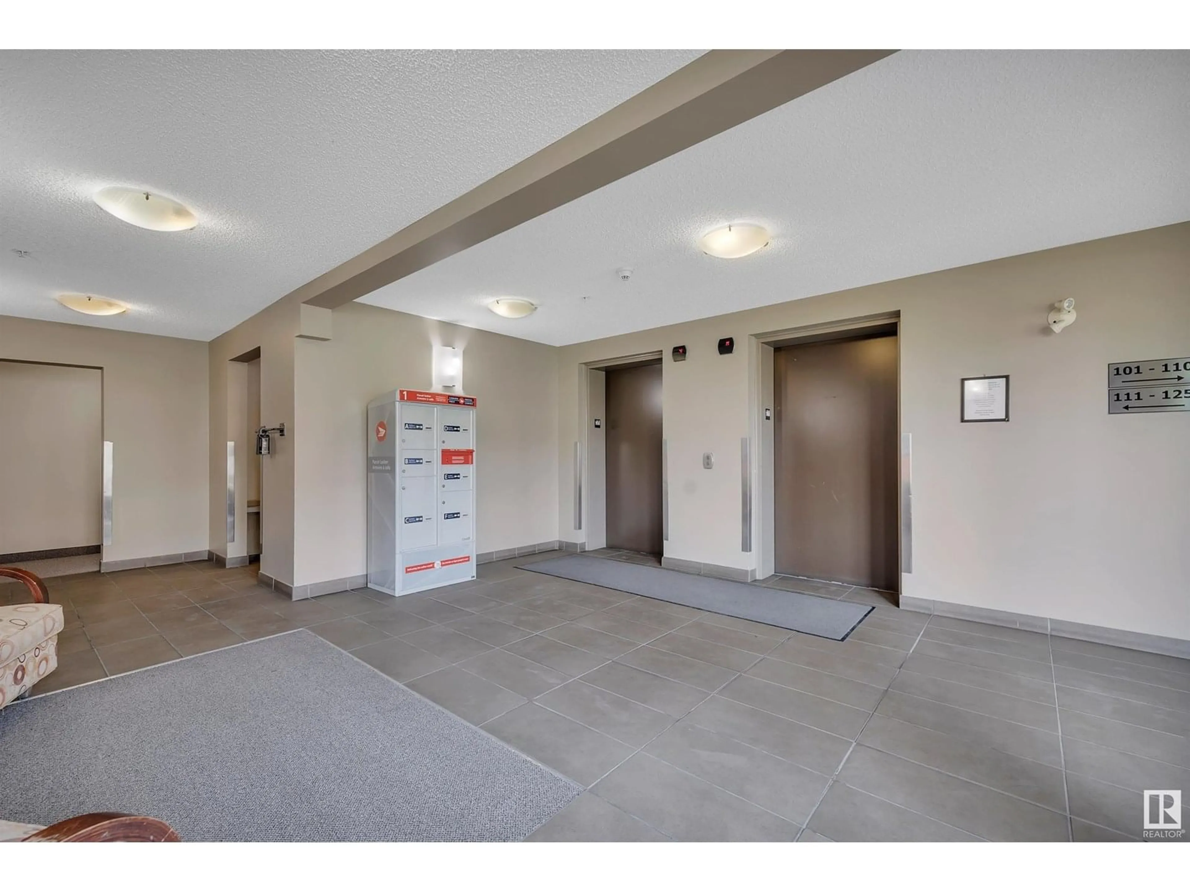 Indoor foyer for 110 13907 136 ST NW, Edmonton Alberta T6V1Y5