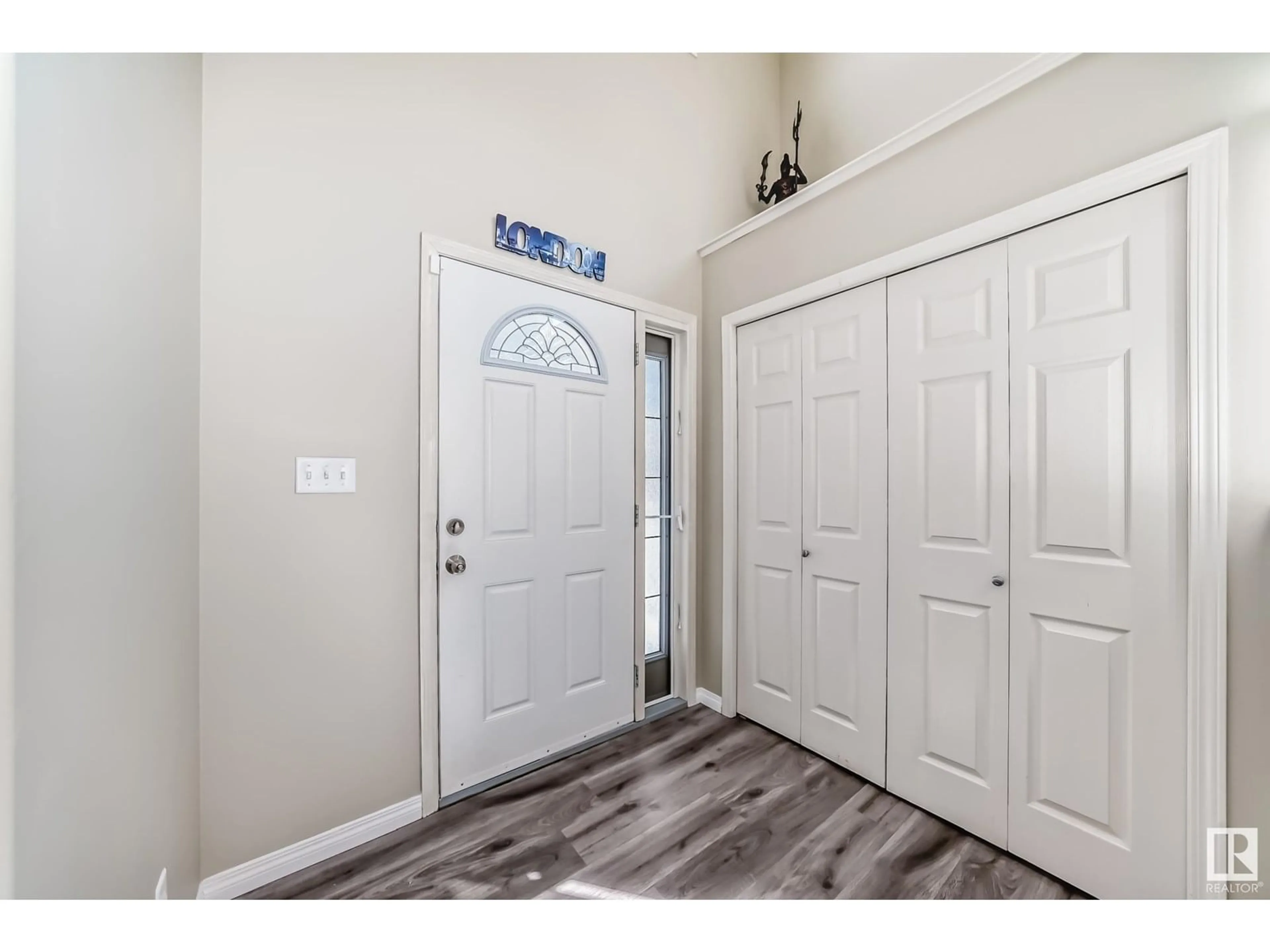 Indoor entryway for 3510 22 ST, Edmonton Alberta T6T1W2